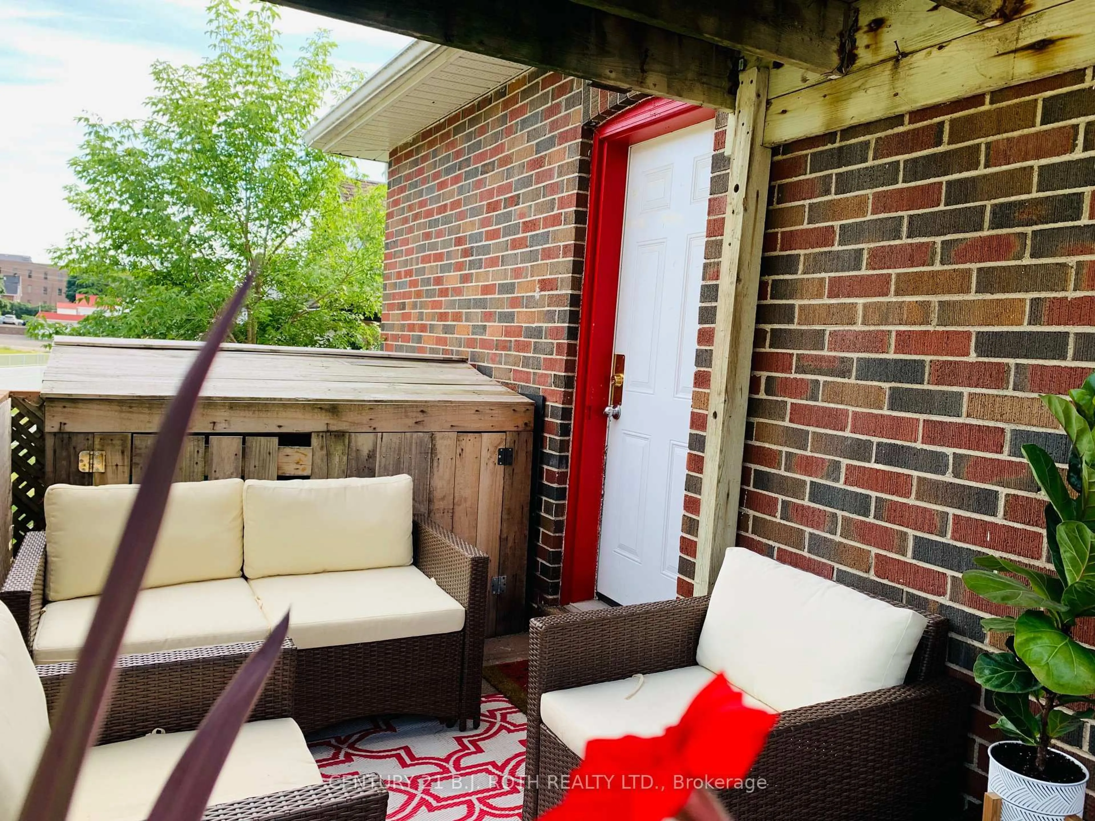 Patio, street for 156 Dunlop St, Barrie Ontario L4N 1B2