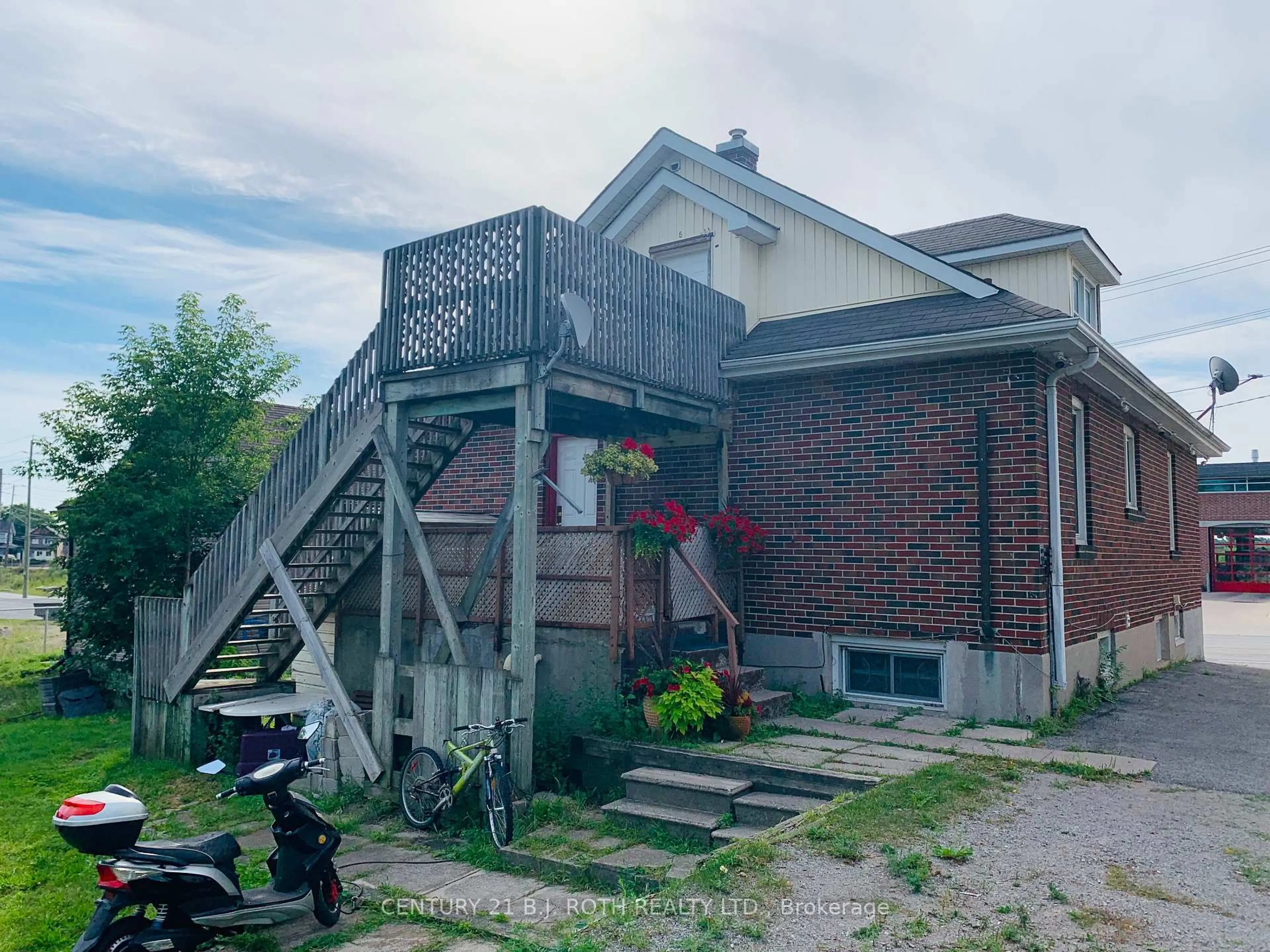 A pic from outside/outdoor area/front of a property/back of a property/a pic from drone, building for 156 Dunlop St, Barrie Ontario L4N 1B2
