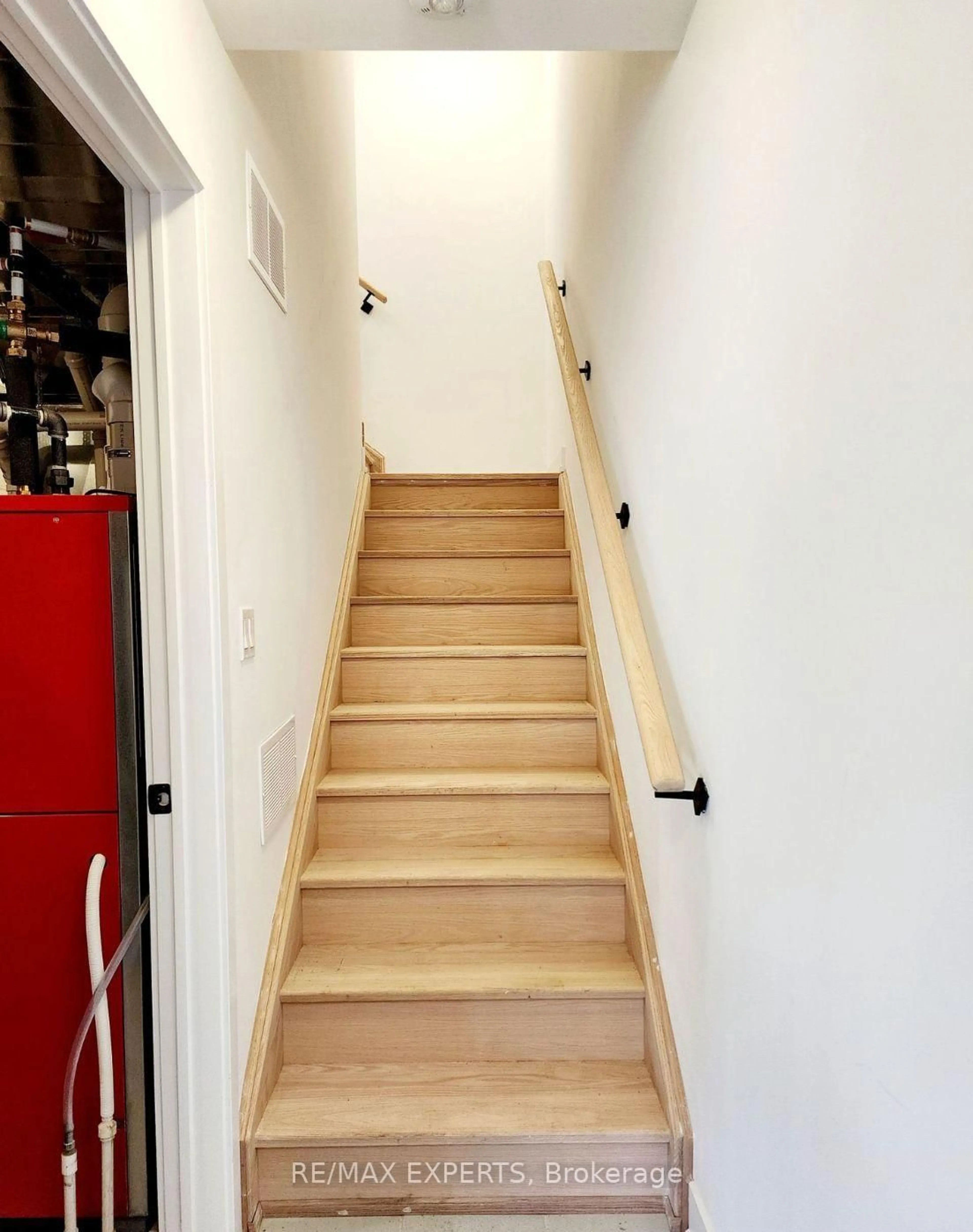 Stairs for 32 Silo Mews, Barrie Ontario L9J 0C2