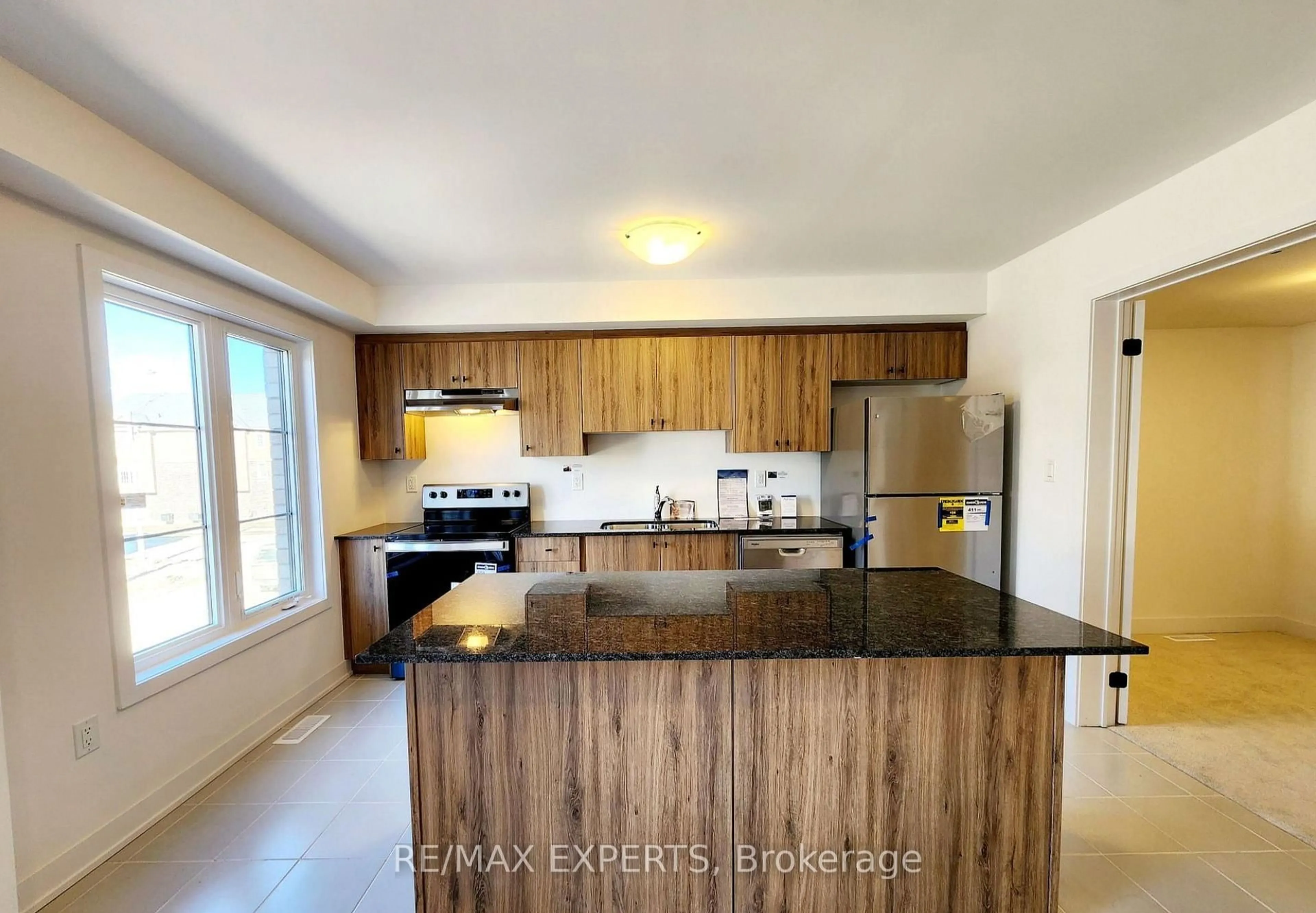 Open concept kitchen, unknown for 32 Silo Mews, Barrie Ontario L9J 0C2