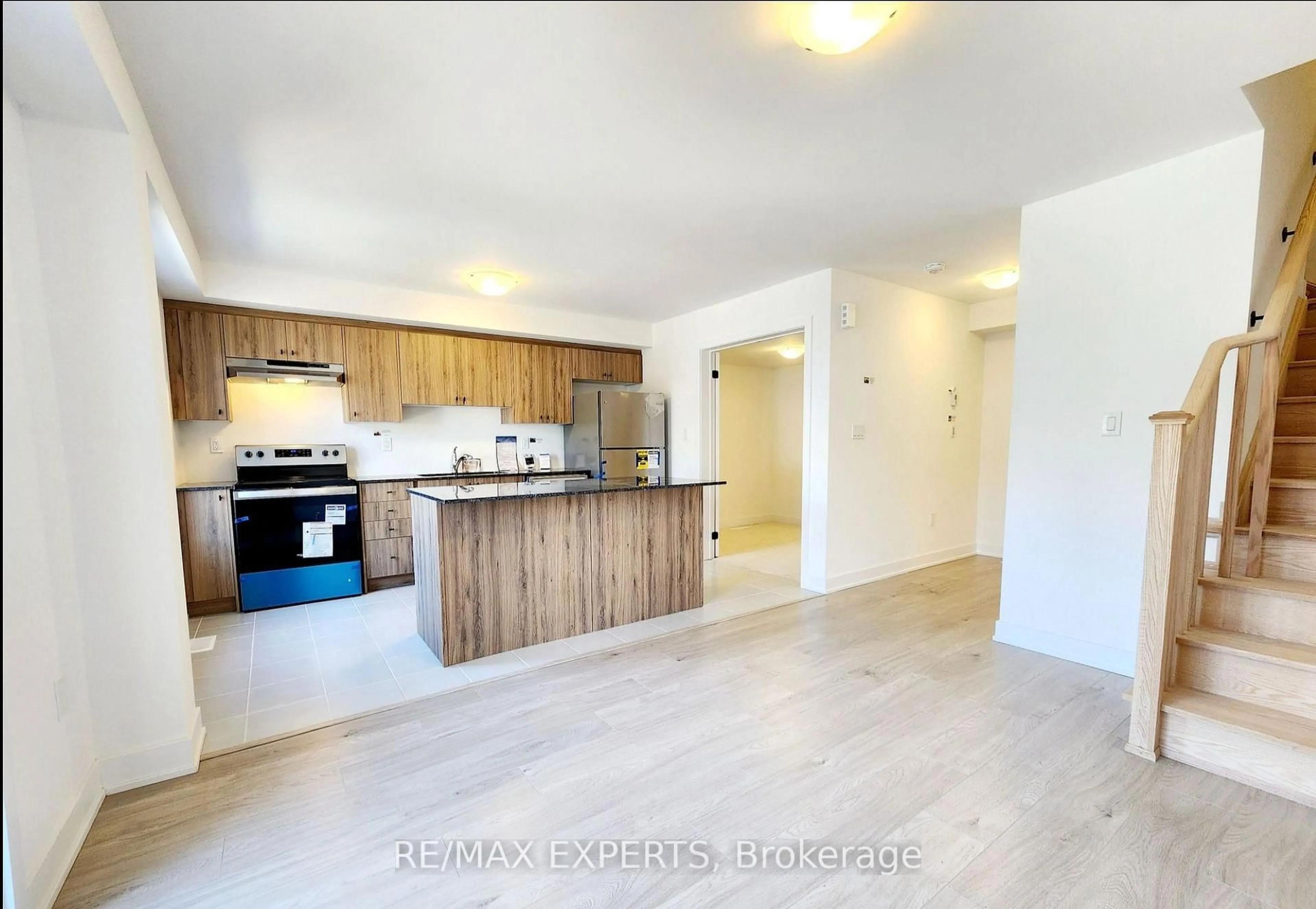 Open concept kitchen, unknown for 32 Silo Mews, Barrie Ontario L9J 0C2