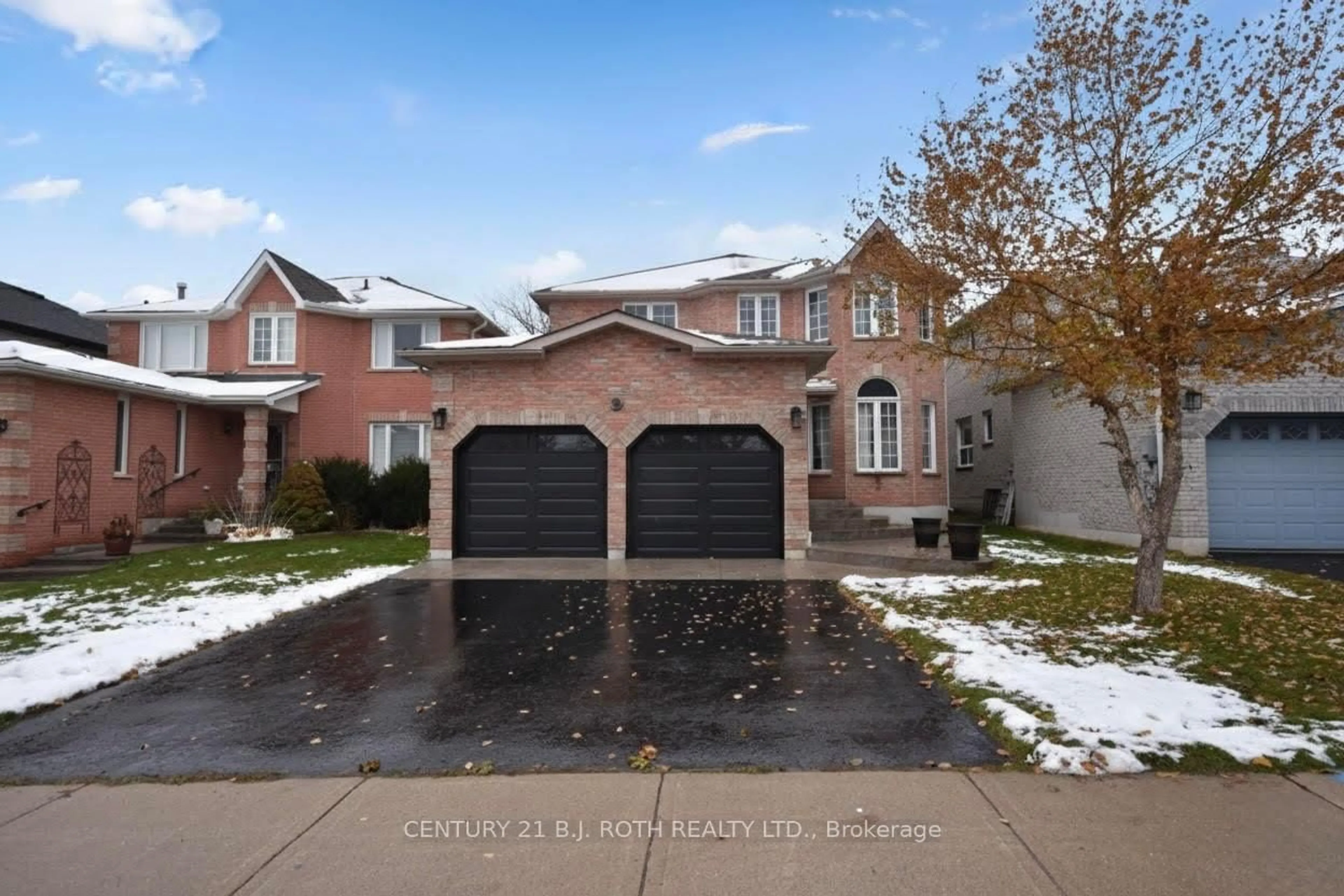 Home with brick exterior material, street for 28 Shaina Crt, Barrie Ontario L4N 9S7