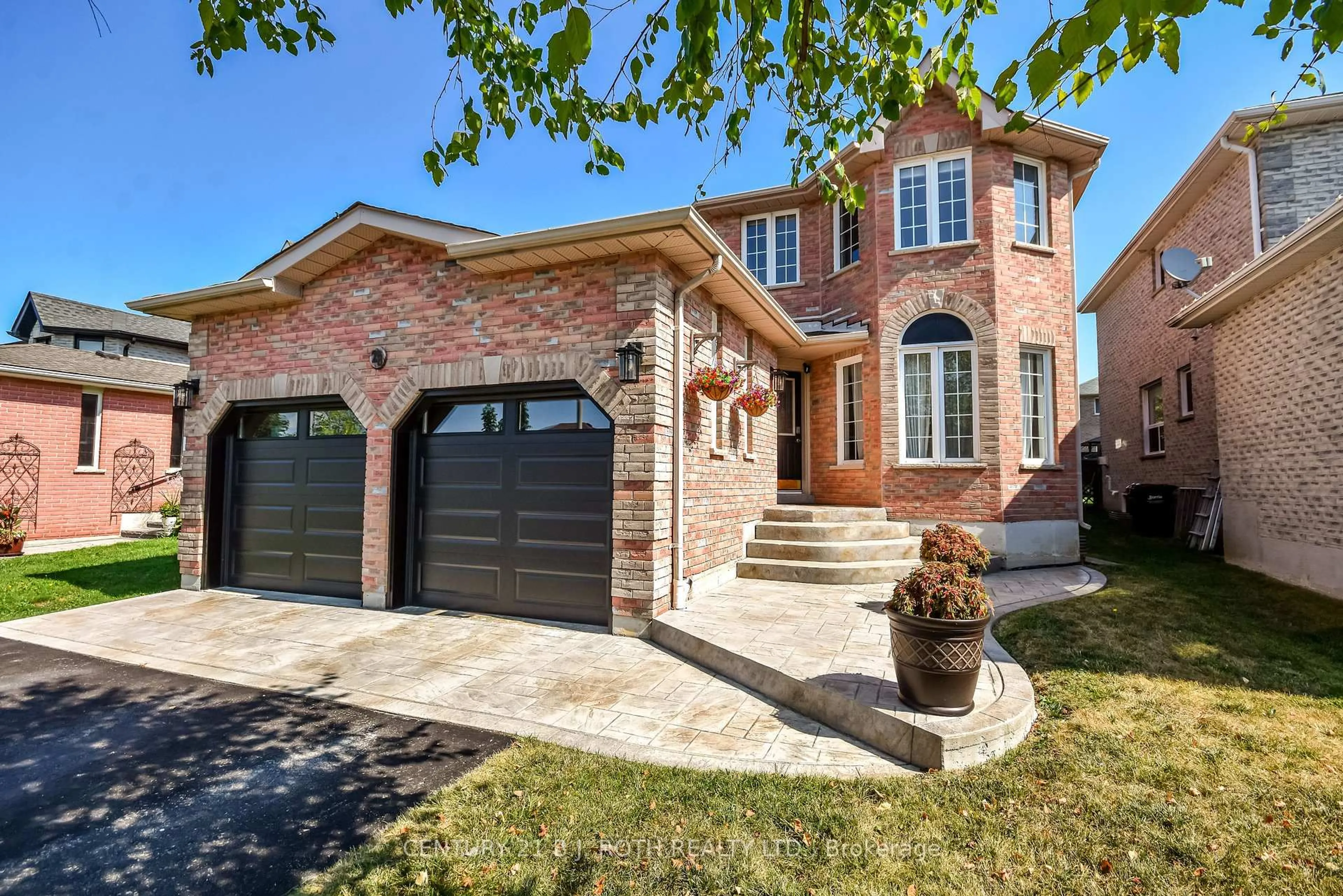 Home with brick exterior material, street for 28 Shaina Crt, Barrie Ontario L4N 9S7