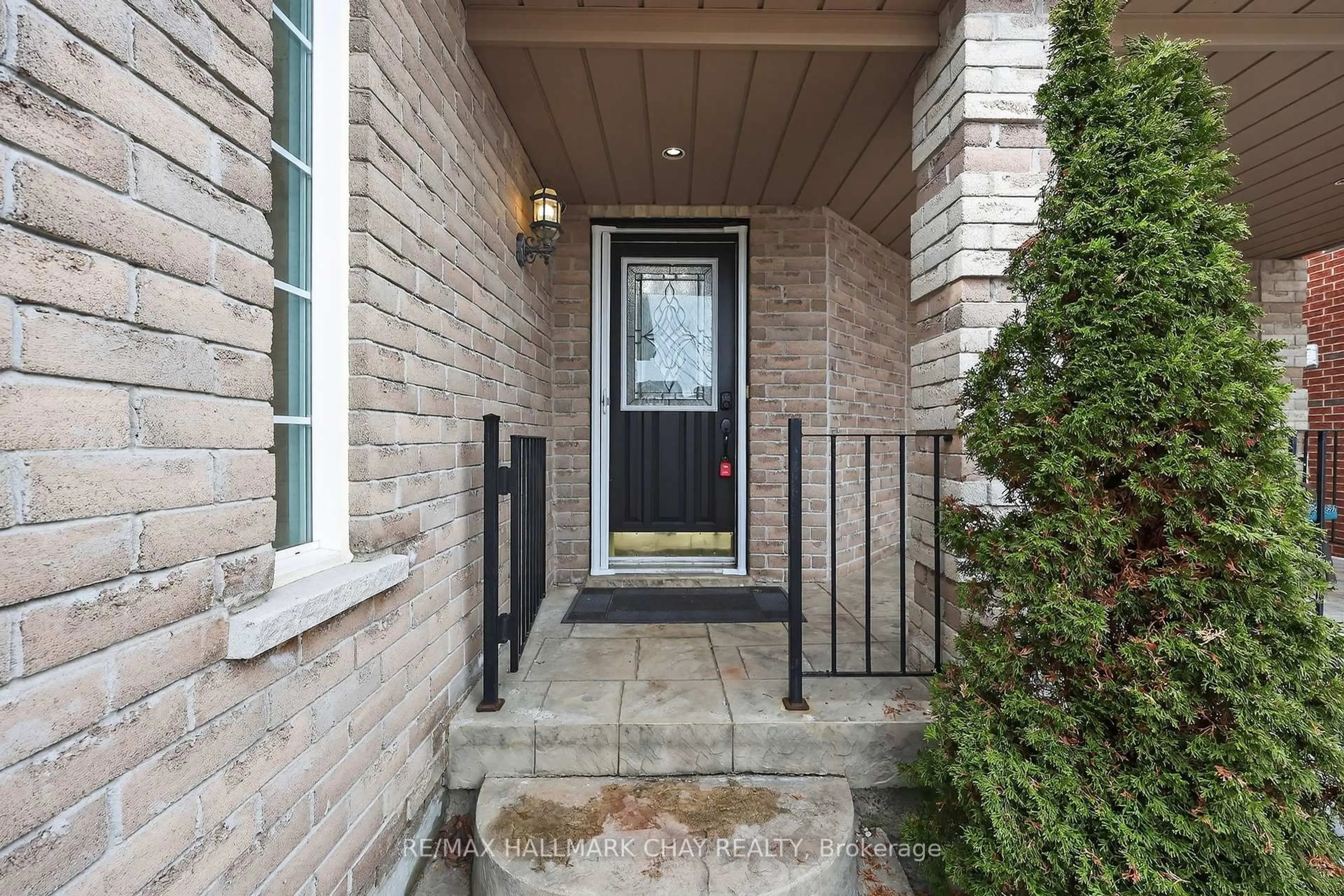 Indoor entryway for 44 Sherwood Crt, Barrie Ontario L4N 9V1