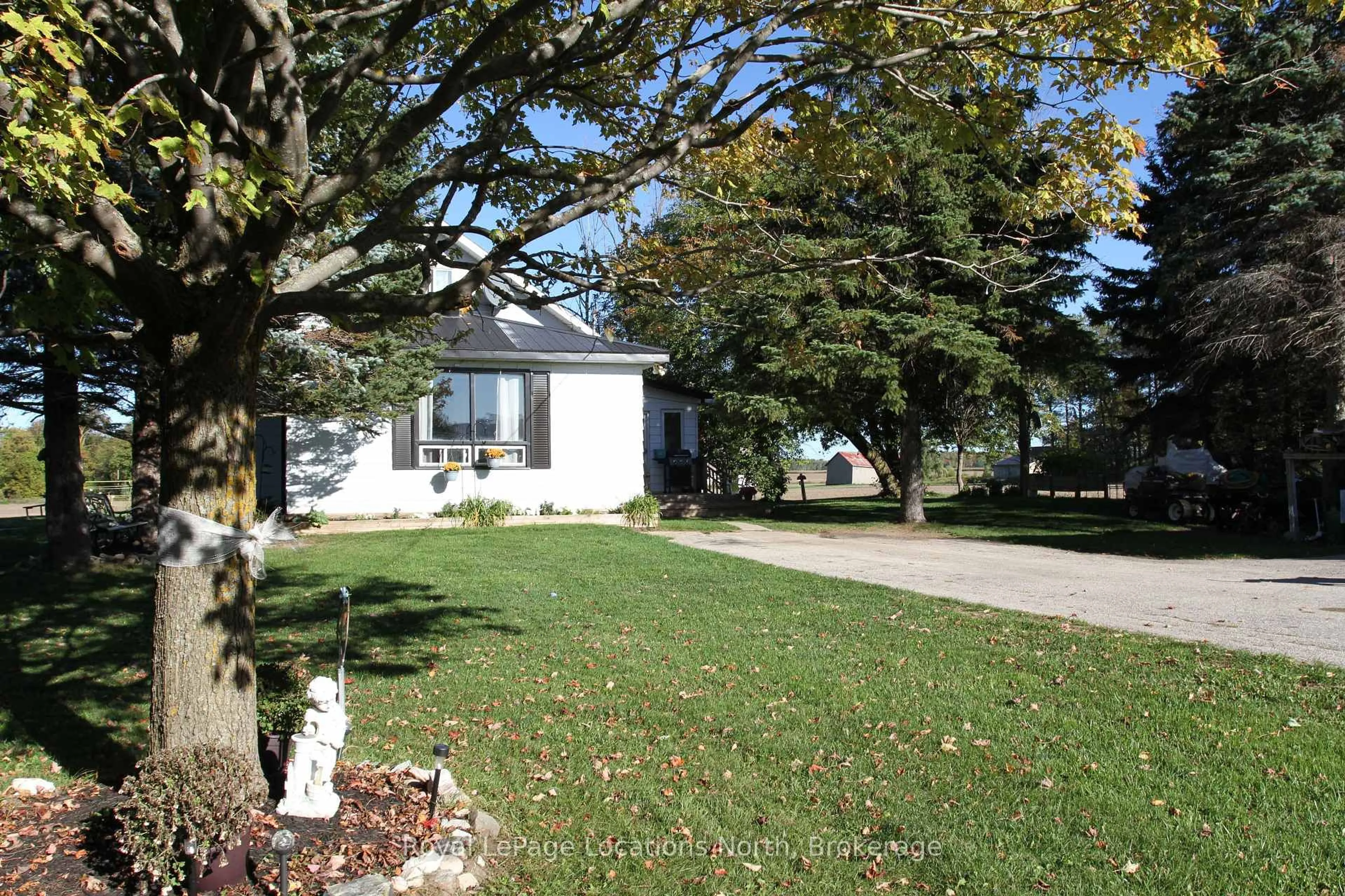 A pic from outside/outdoor area/front of a property/back of a property/a pic from drone, street for 1539 6 Concession, Clearview Ontario L0M 1S0