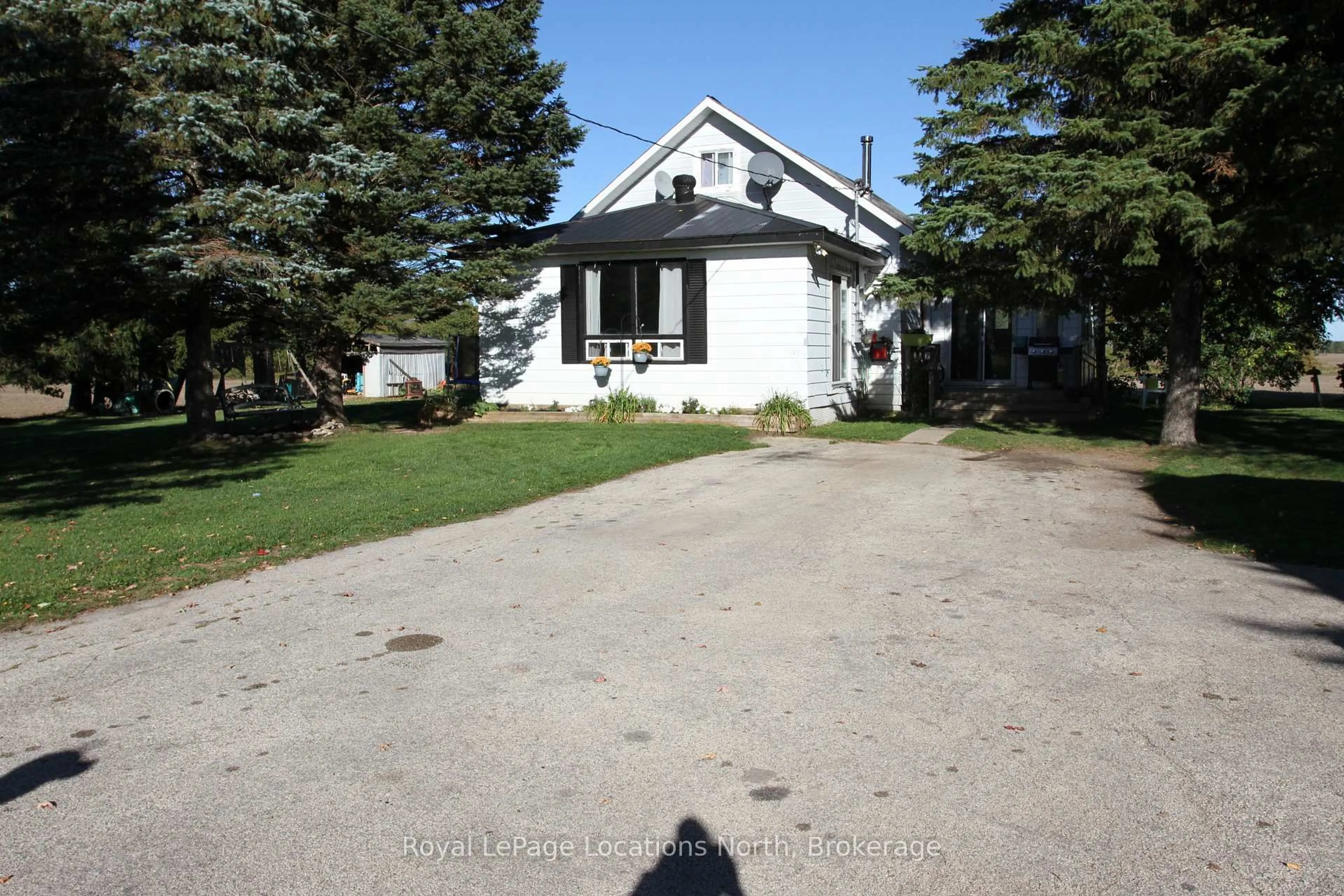 A pic from outside/outdoor area/front of a property/back of a property/a pic from drone, street for 1539 6 Concession, Clearview Ontario L0M 1S0