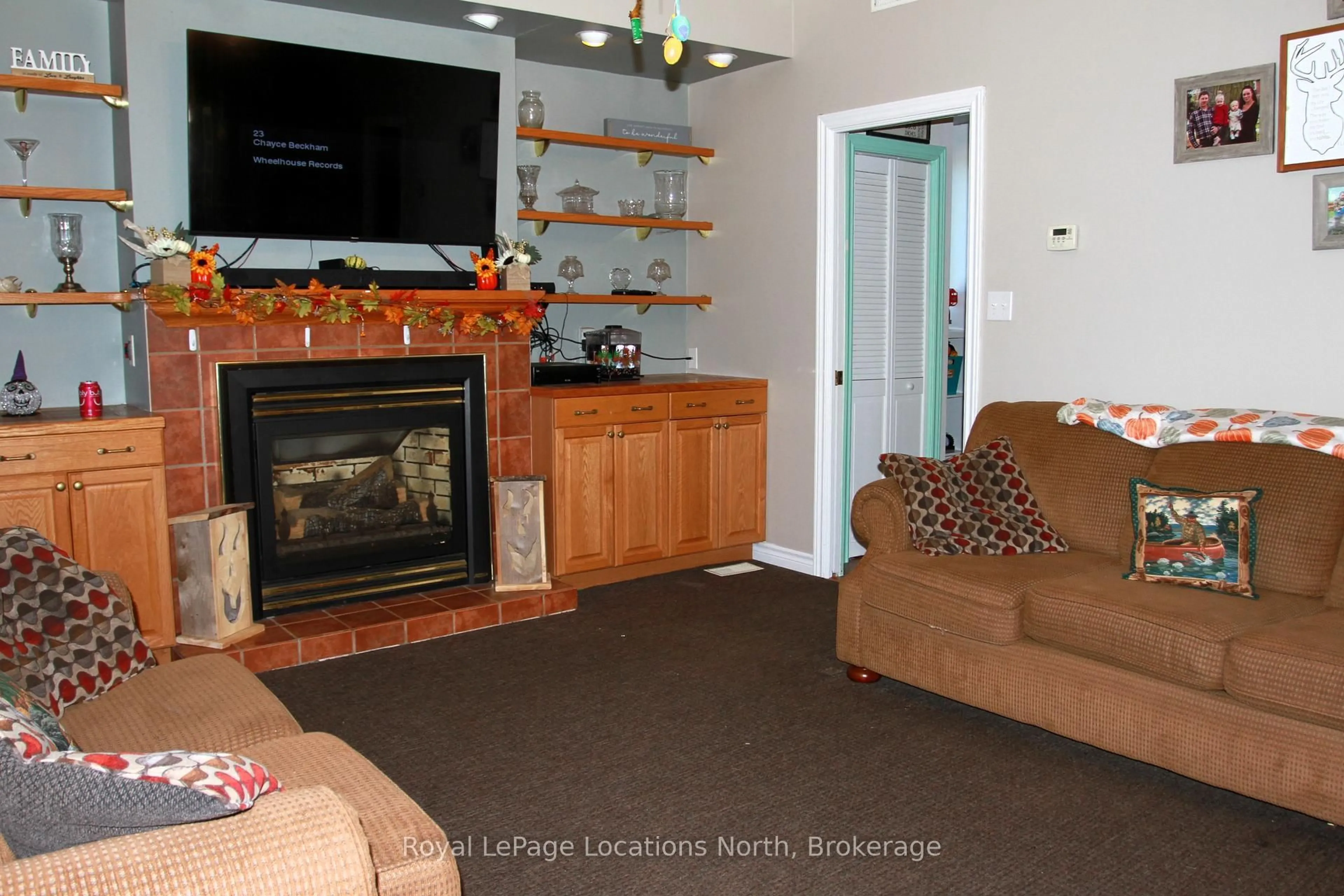 Living room with furniture, wood/laminate floor for 1539 6 Concession, Clearview Ontario L0M 1S0