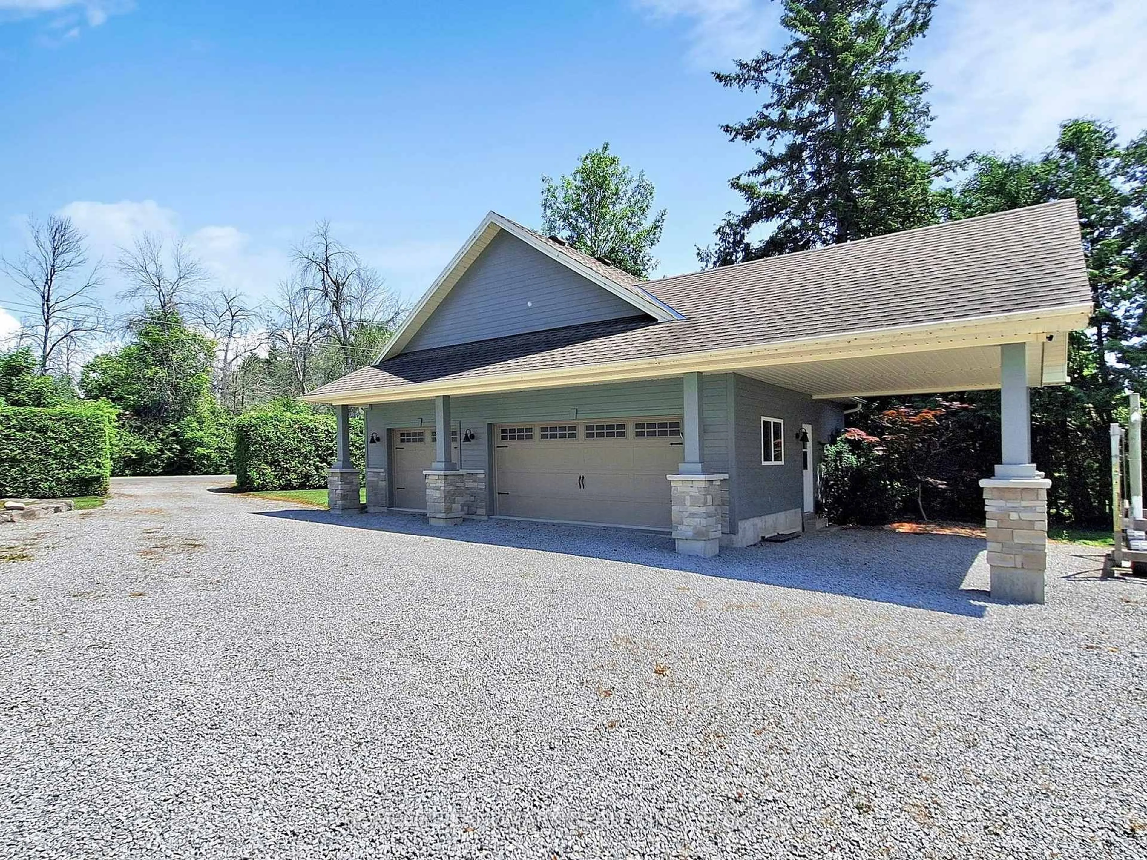 Indoor garage for 1662 Lakeshore Dr, Ramara Ontario L0K 1B0