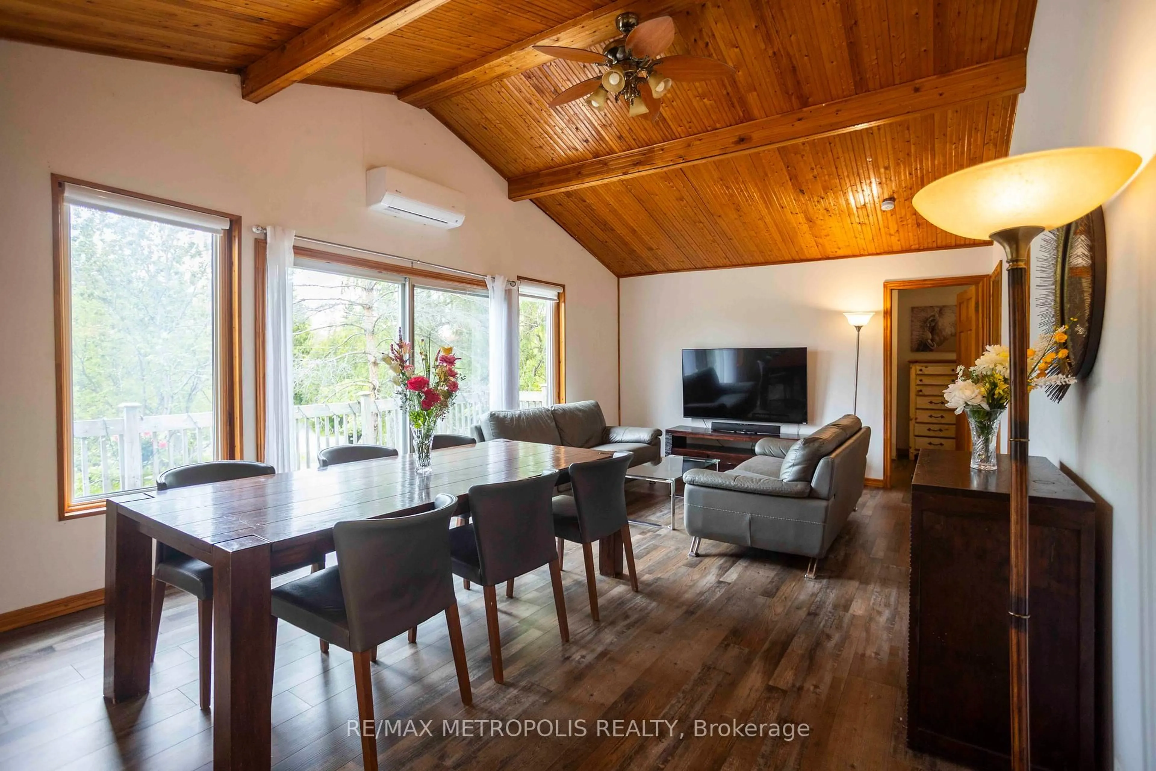 Dining room, wood/laminate floor for 56 Georgian Manor Dr, Collingwood Ontario L9Y 3Z1