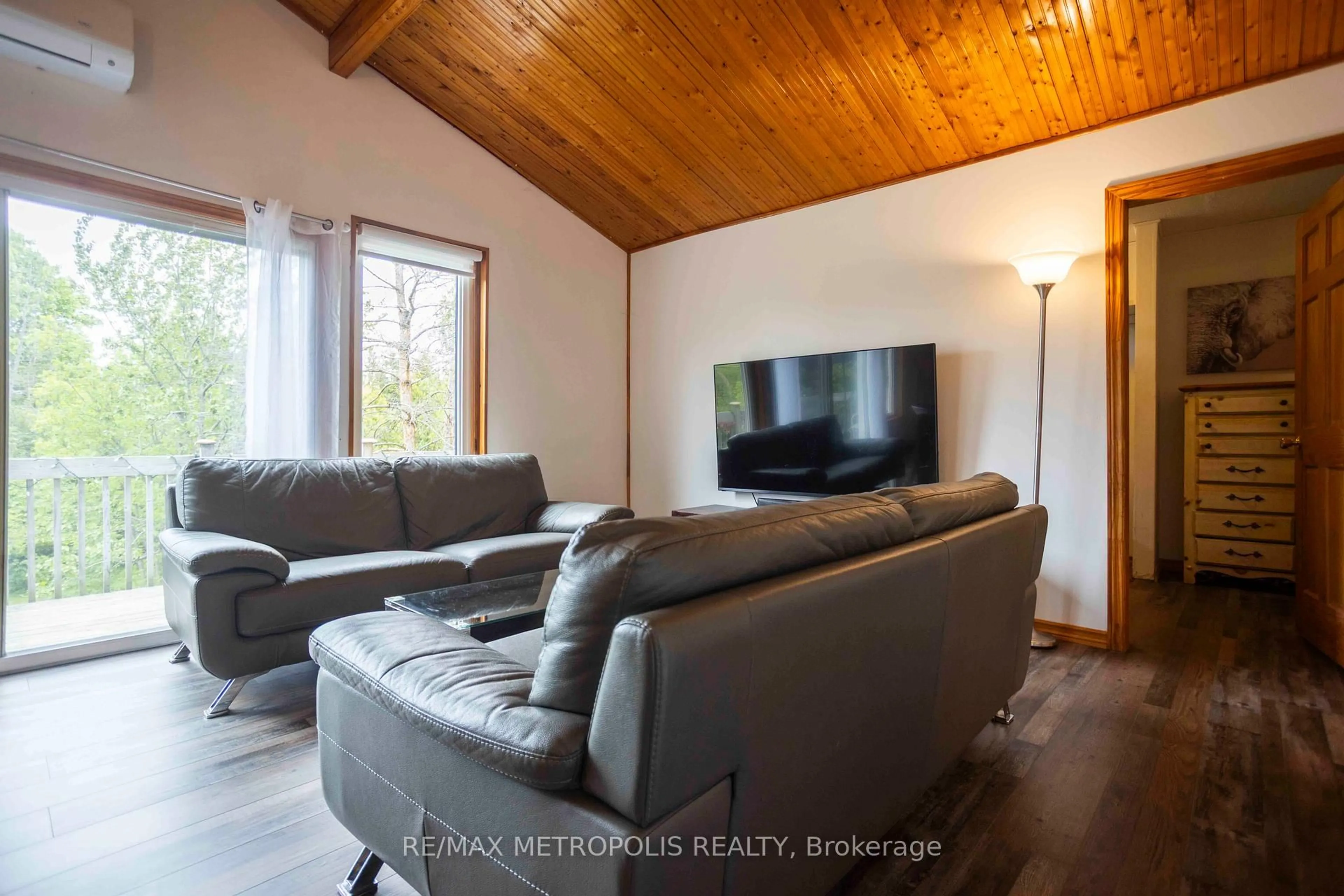 Living room with furniture, wood/laminate floor for 56 Georgian Manor Dr, Collingwood Ontario L9Y 3Z1