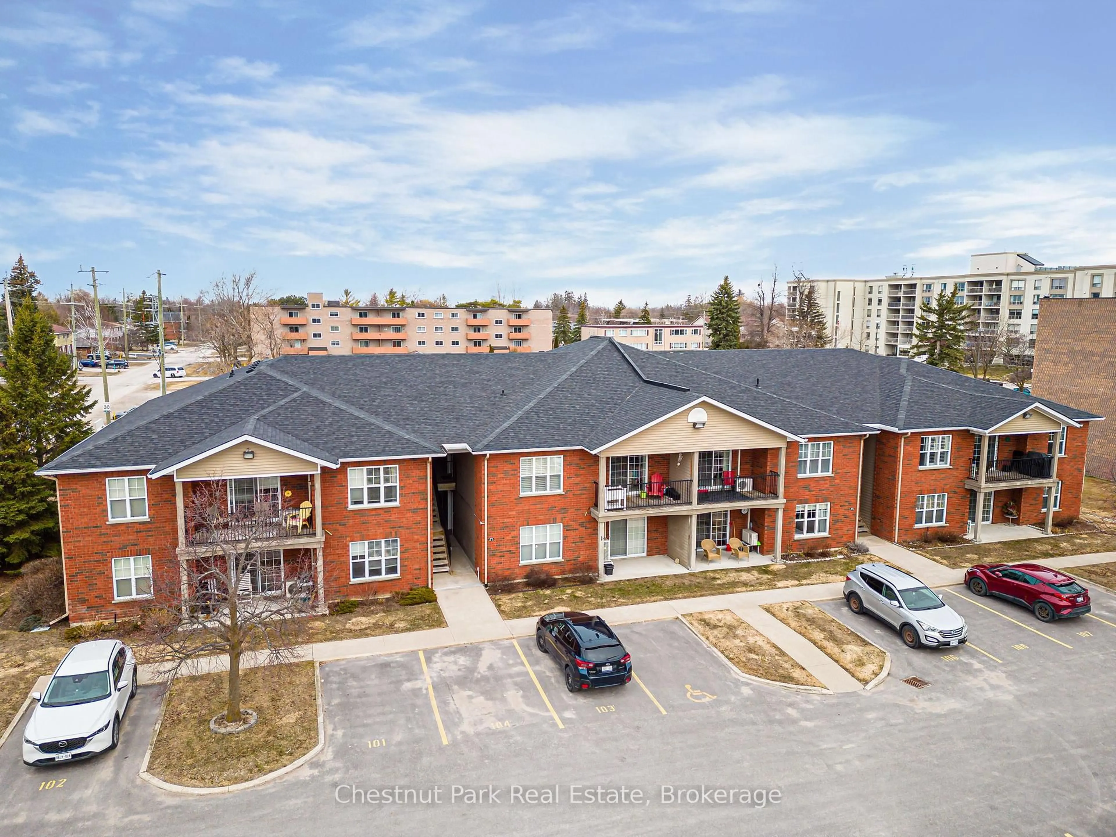 A pic from outside/outdoor area/front of a property/back of a property/a pic from drone, building for 435 Walnut St #206, Collingwood Ontario L9Y 5J9