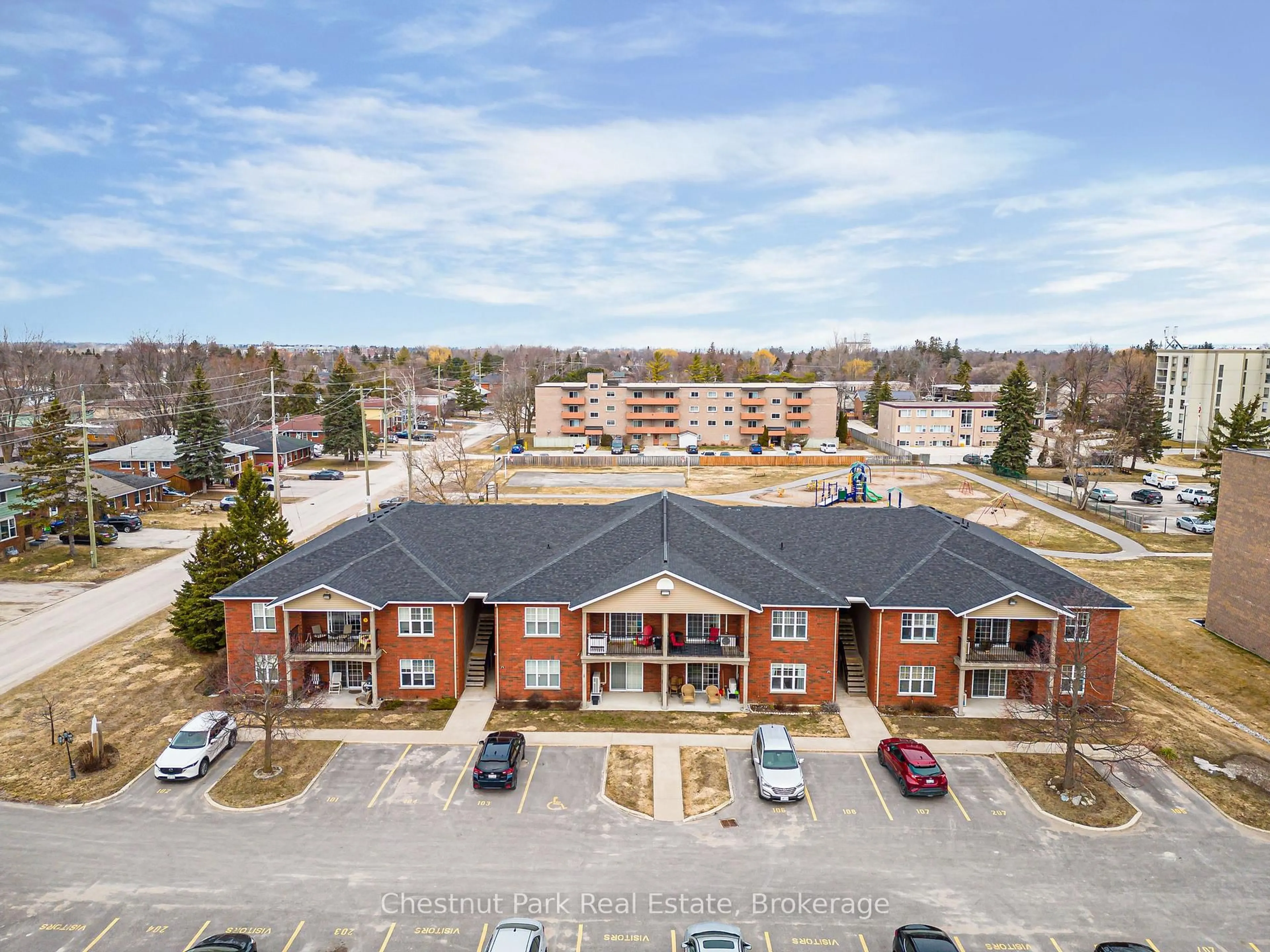 A pic from outside/outdoor area/front of a property/back of a property/a pic from drone, unknown for 435 Walnut St #206, Collingwood Ontario L9Y 5J9