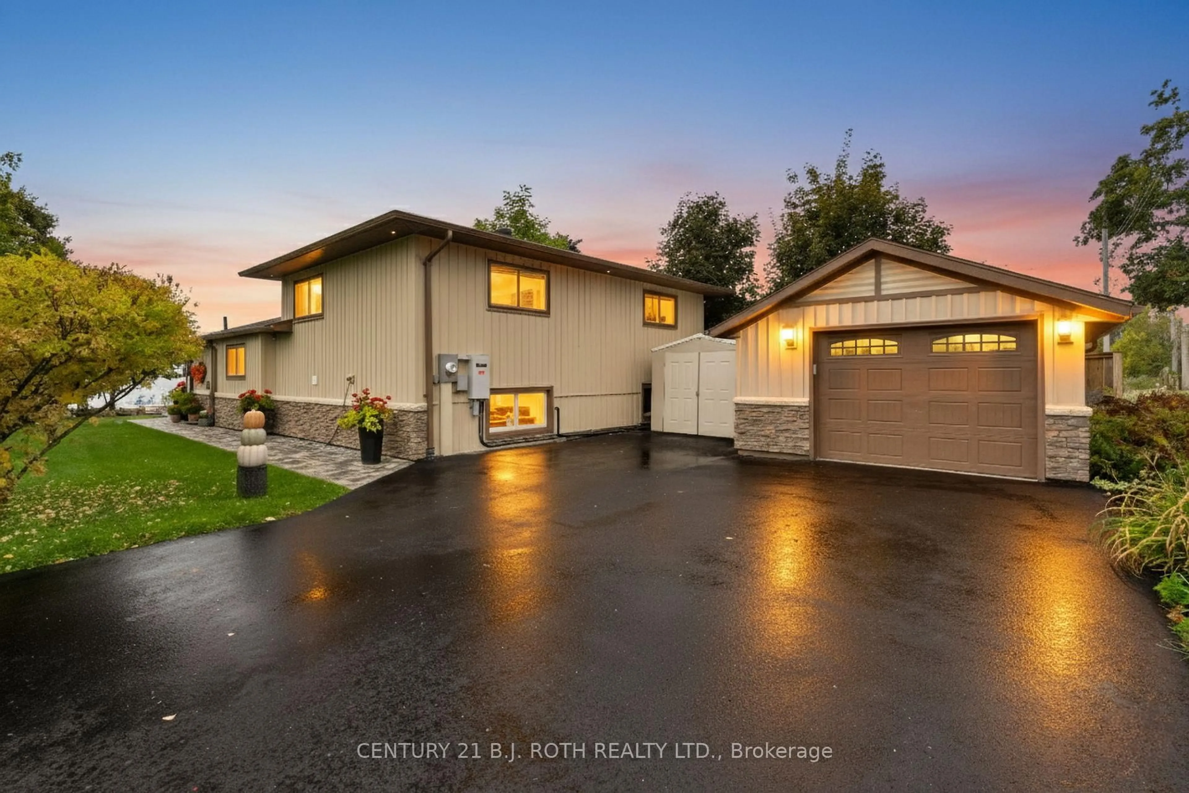 Home with vinyl exterior material, street for 31 O'Connell Lane, Oro-Medonte Ontario L0L 2E0