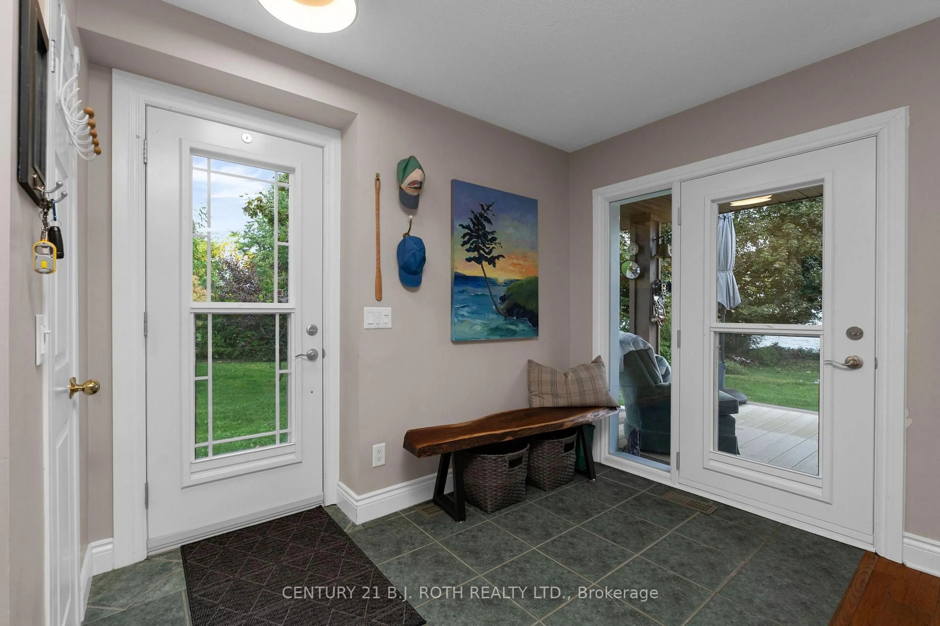 Indoor entryway for 31 O'Connell Lane, Oro-Medonte Ontario L0L 2E0