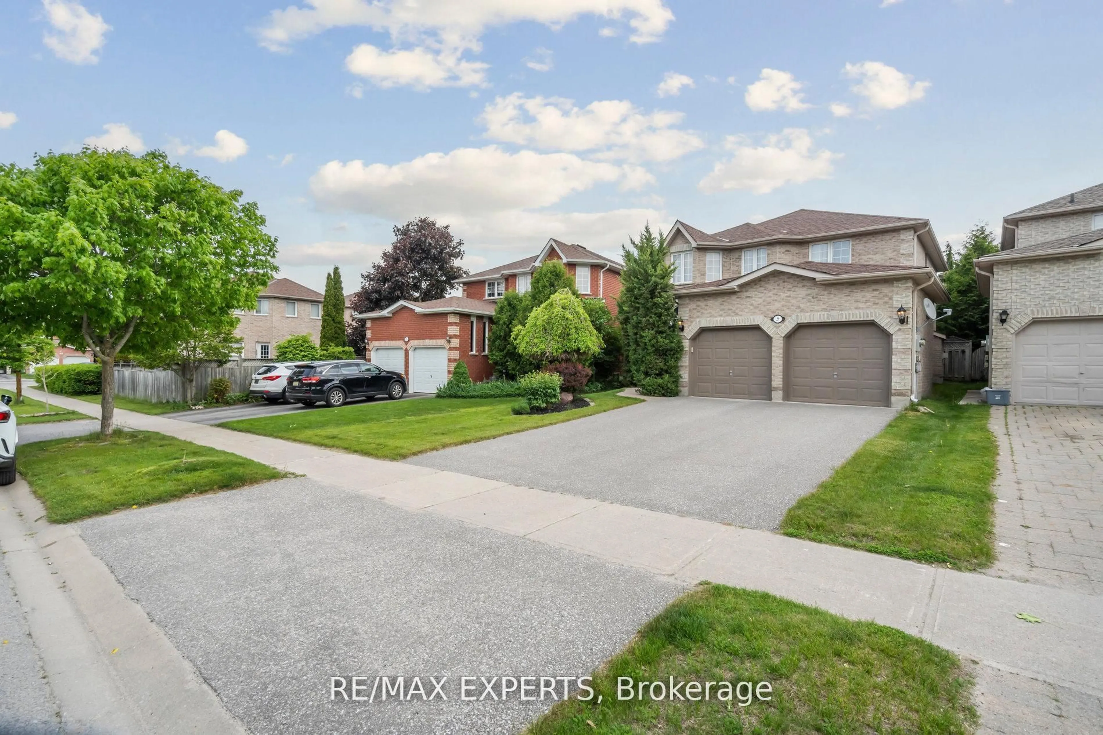 A pic from outside/outdoor area/front of a property/back of a property/a pic from drone, street for 5 Kelsey Cres, Barrie Ontario L4N 0J7