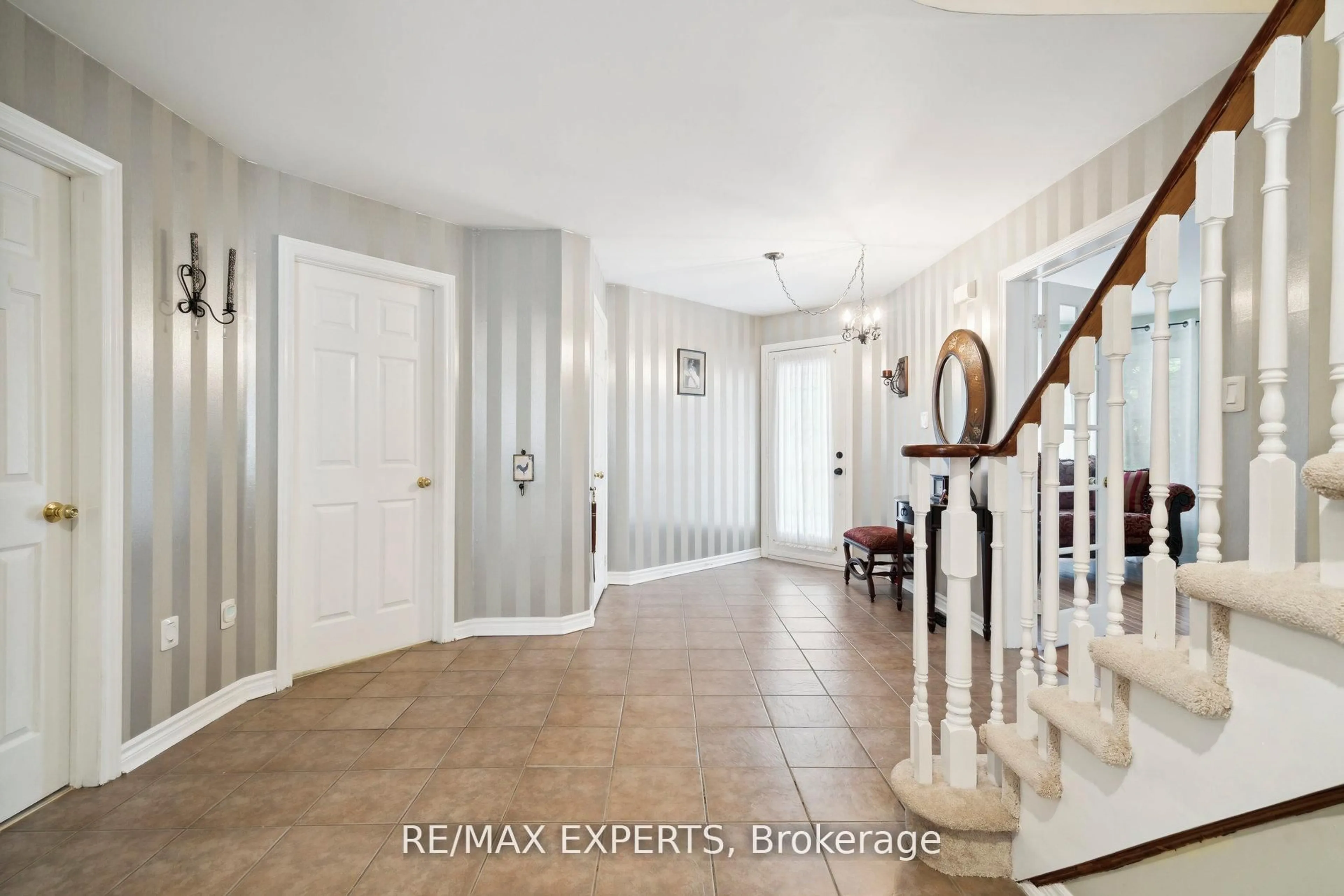 Indoor entryway for 5 Kelsey Cres, Barrie Ontario L4N 0J7