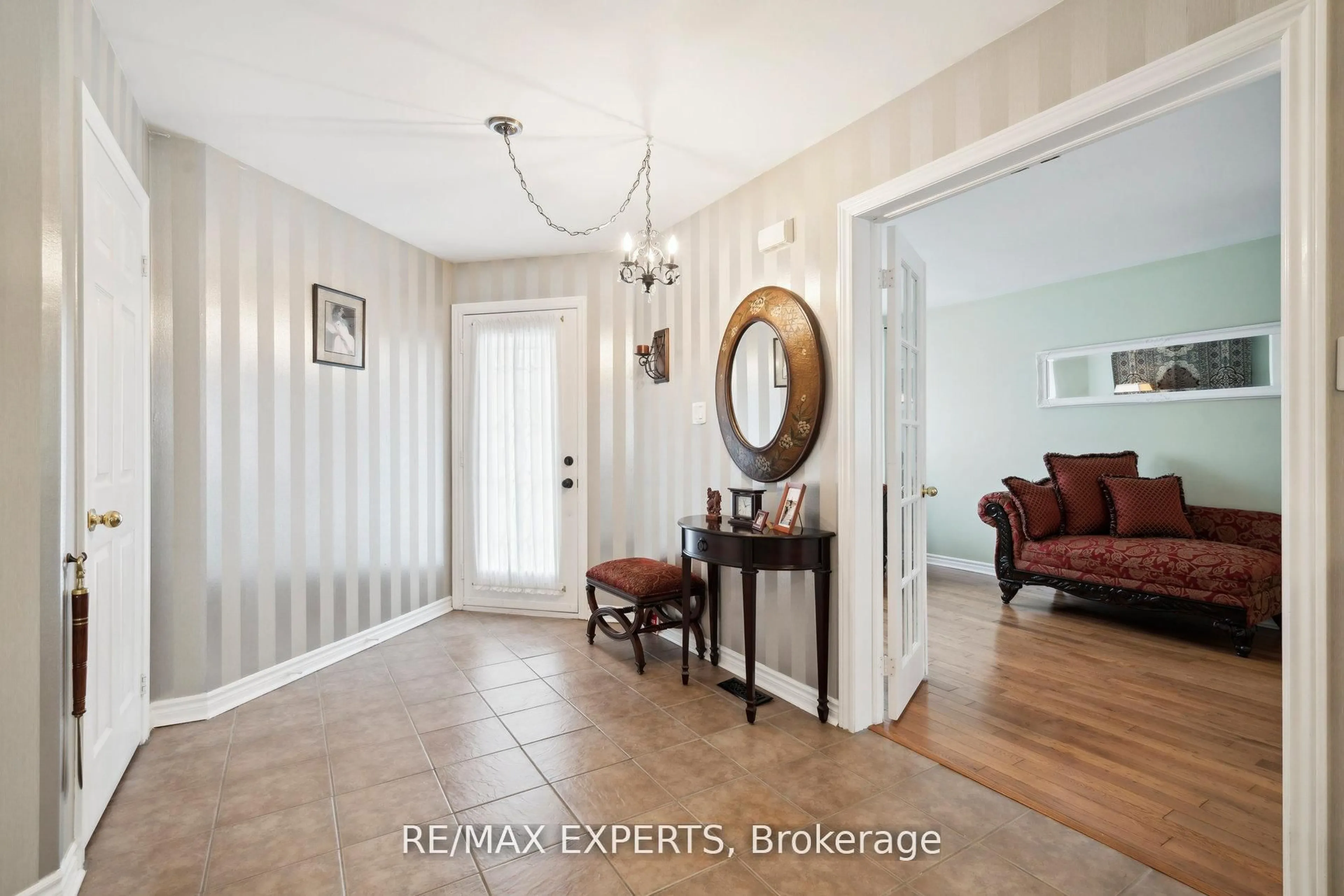 Indoor entryway for 5 Kelsey Cres, Barrie Ontario L4N 0J7