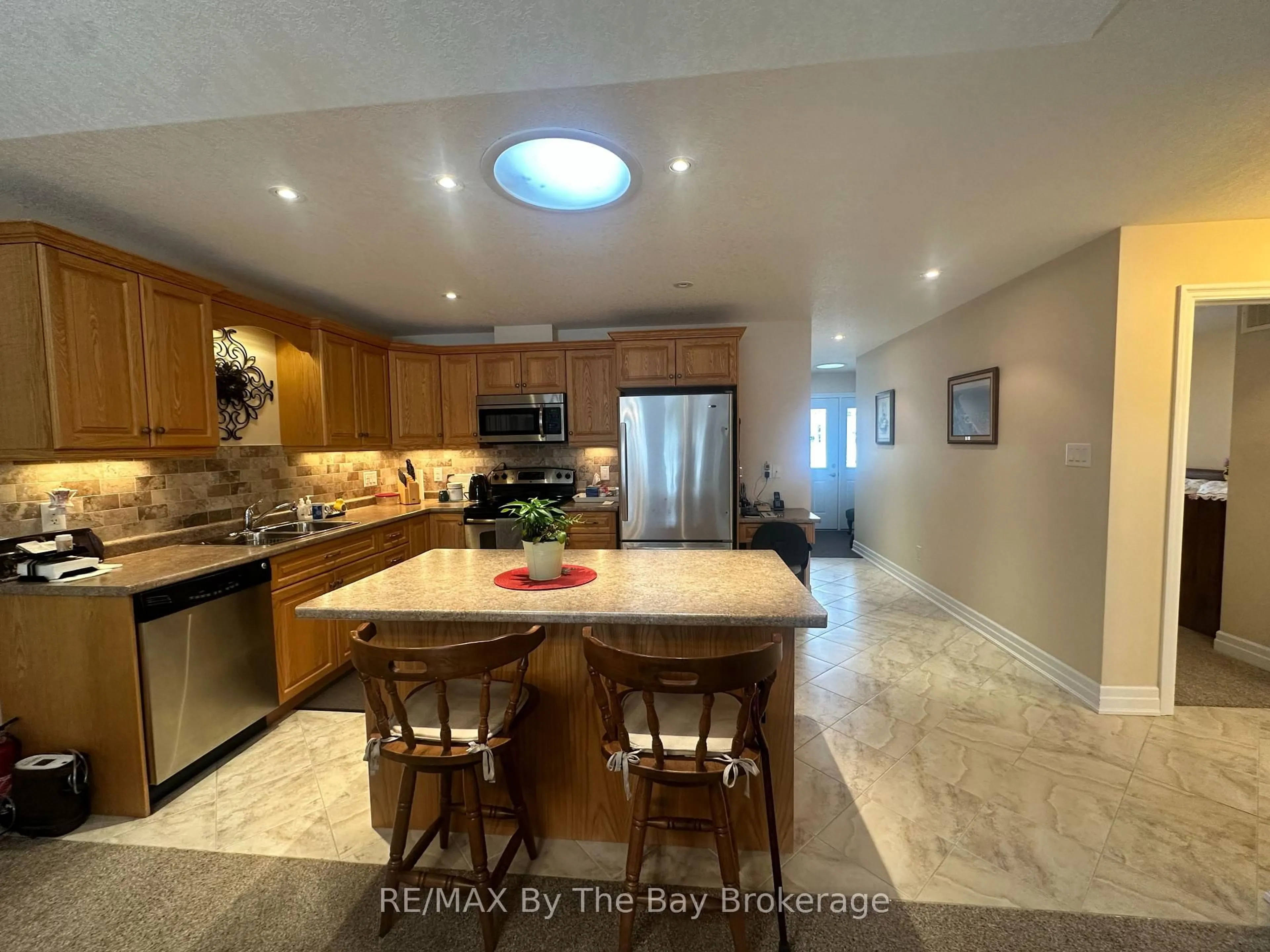 Open concept kitchen, ceramic/tile floor for 35 Garden Grove Cres, Wasaga Beach Ontario L9Z 0E6