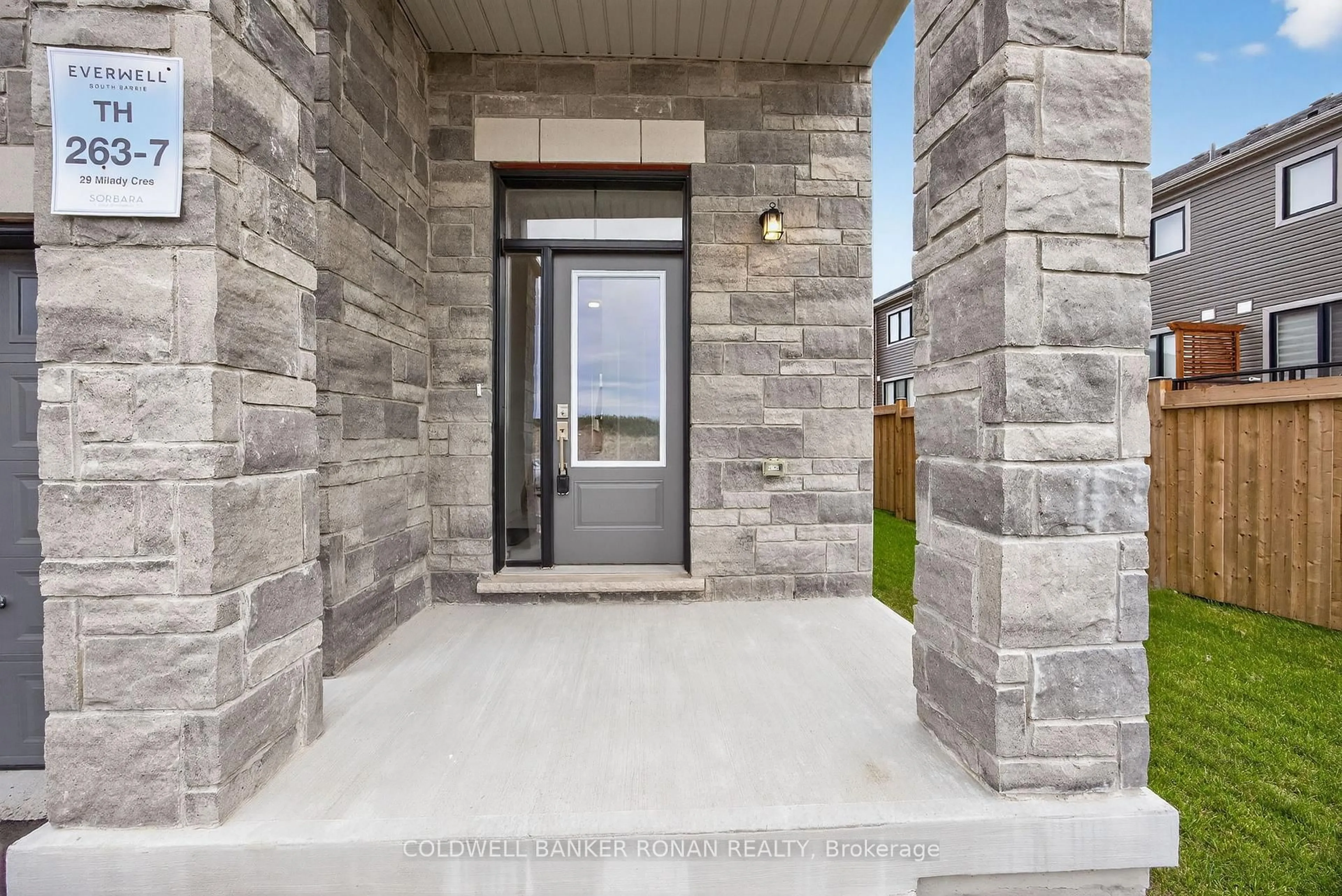 Indoor entryway for 29 Milady Cres, Barrie Ontario L9J 0X3