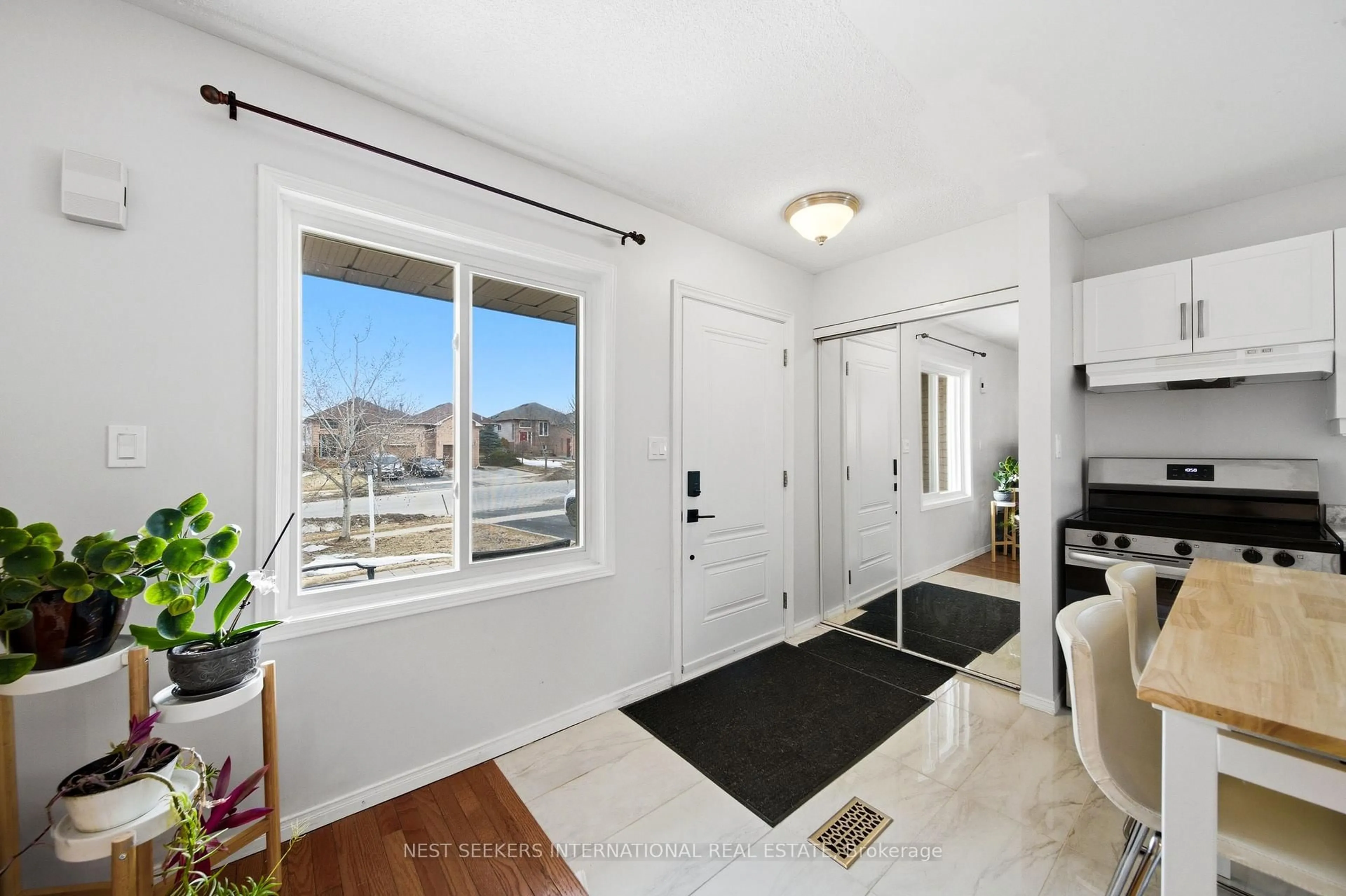 Indoor entryway for 27 Athabaska Rd, Barrie Ontario L4N 8C9