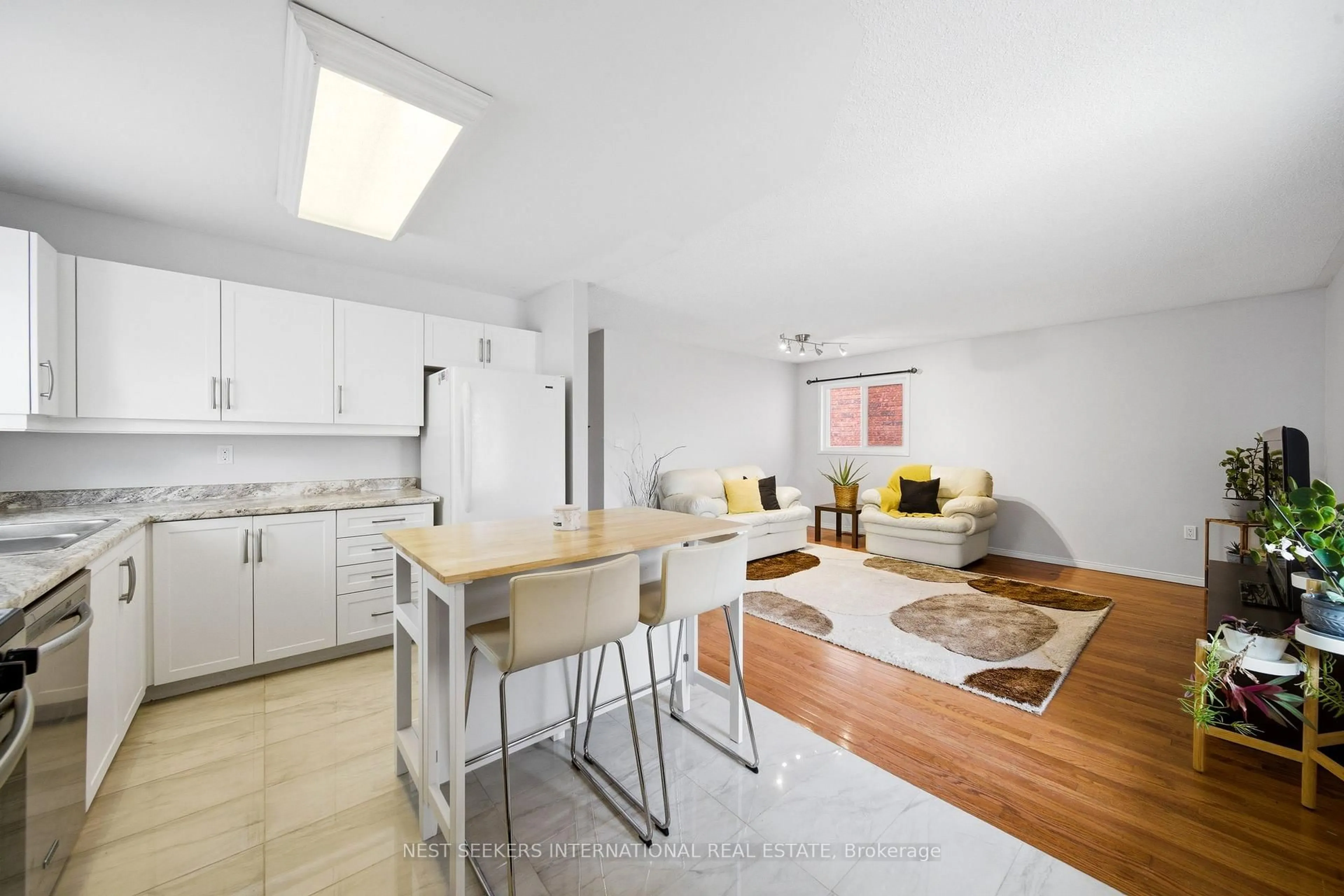 Open concept kitchen, unknown for 27 Athabaska Rd, Barrie Ontario L4N 8C9