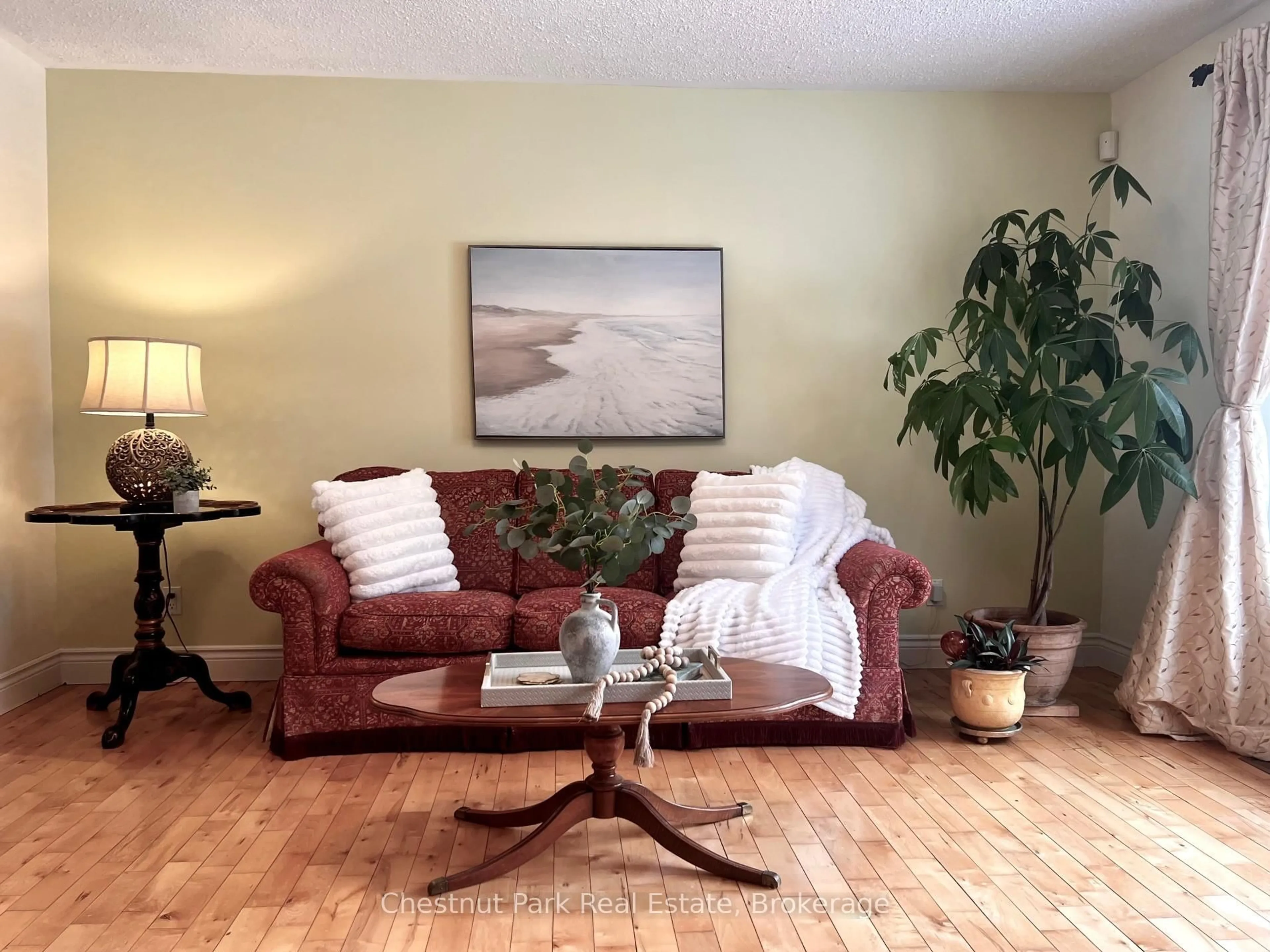 Living room with furniture, wood/laminate floor for 135 Christopher Ave, Wasaga Beach Ontario L9Z 1S4