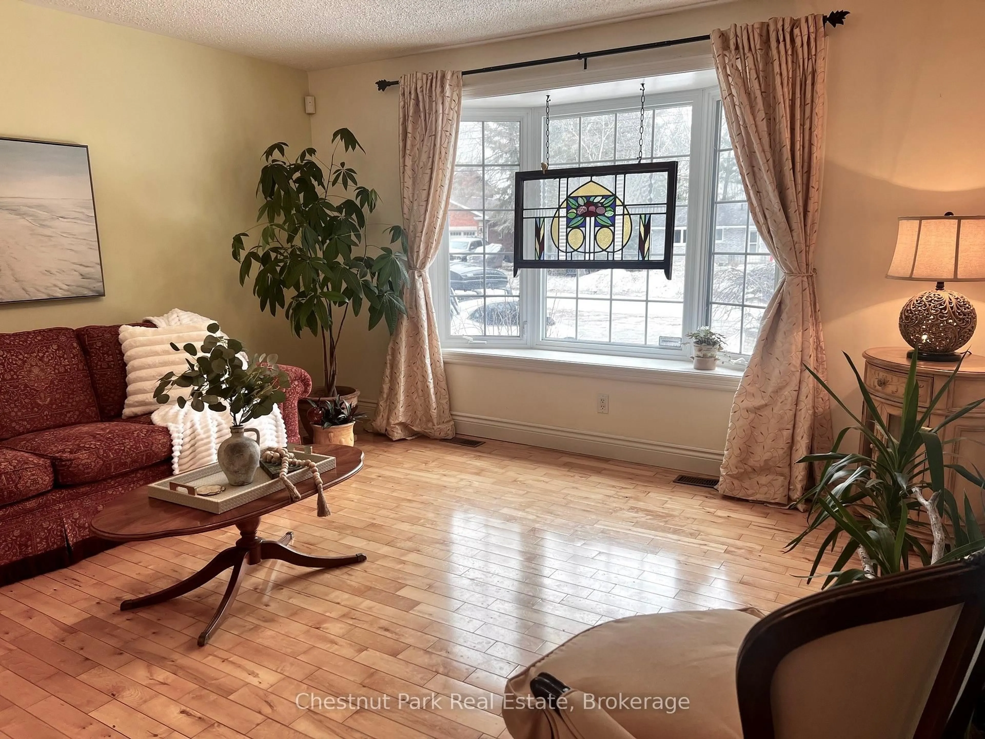 Living room with furniture, unknown for 135 Christopher Ave, Wasaga Beach Ontario L9Z 1S4