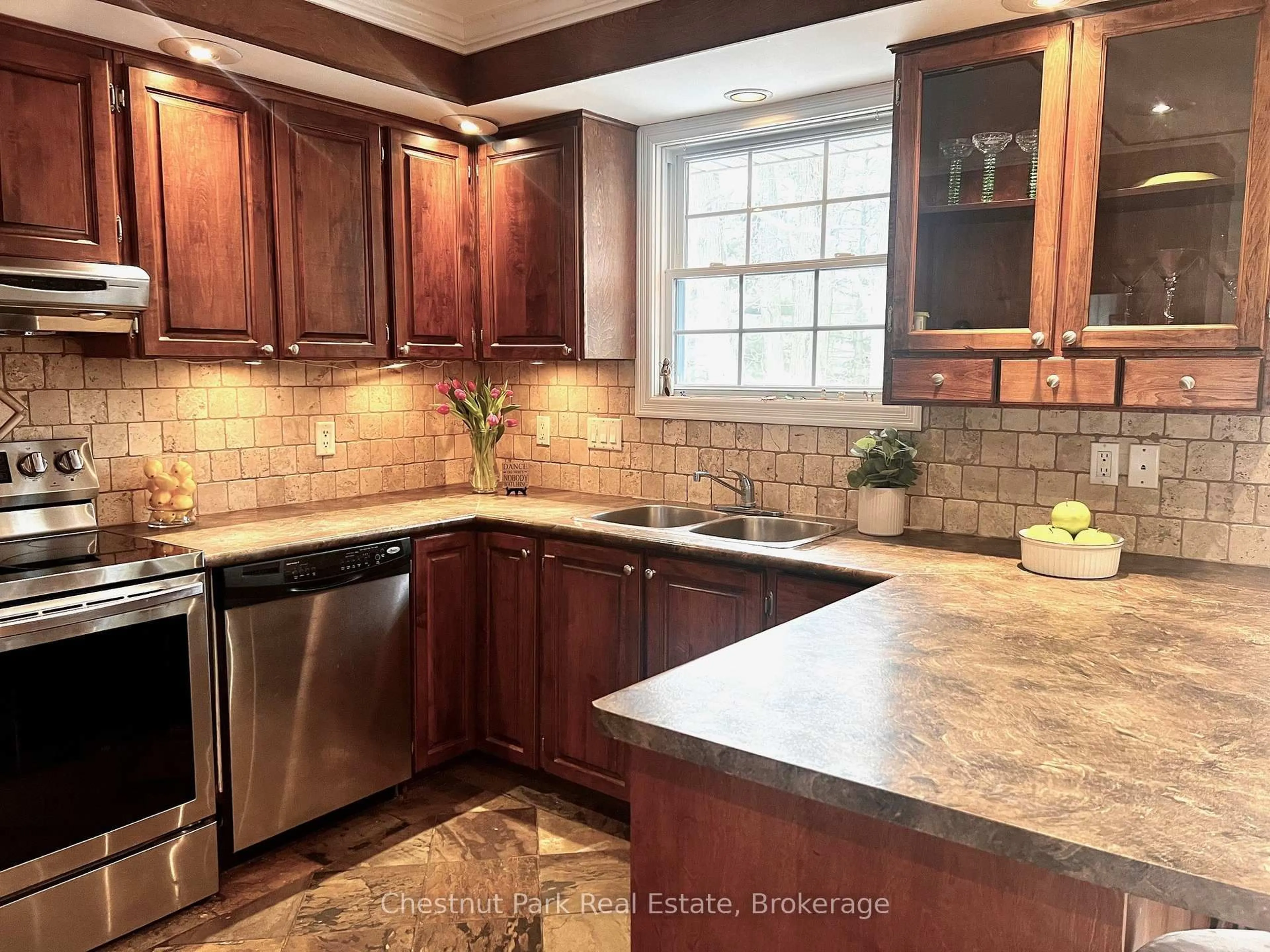 Open concept kitchen, ceramic/tile floor for 135 Christopher Ave, Wasaga Beach Ontario L9Z 1S4