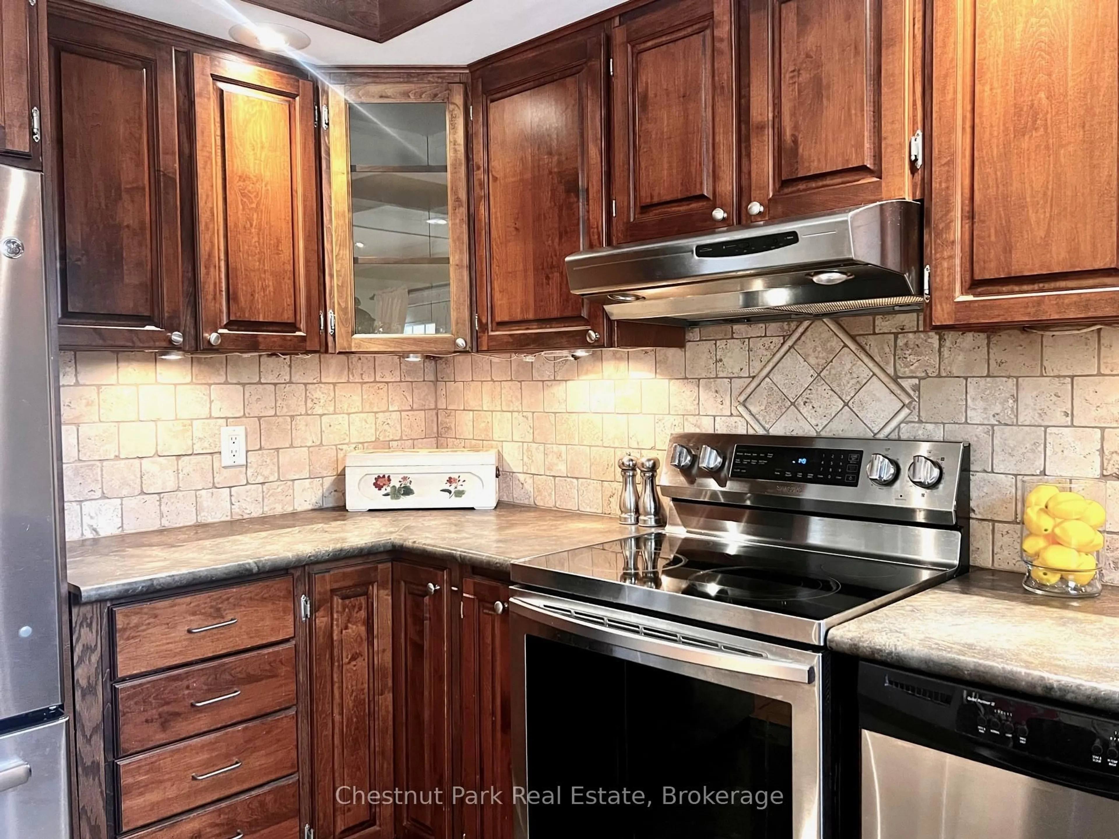 Standard kitchen, ceramic/tile floor for 135 Christopher Ave, Wasaga Beach Ontario L9Z 1S4