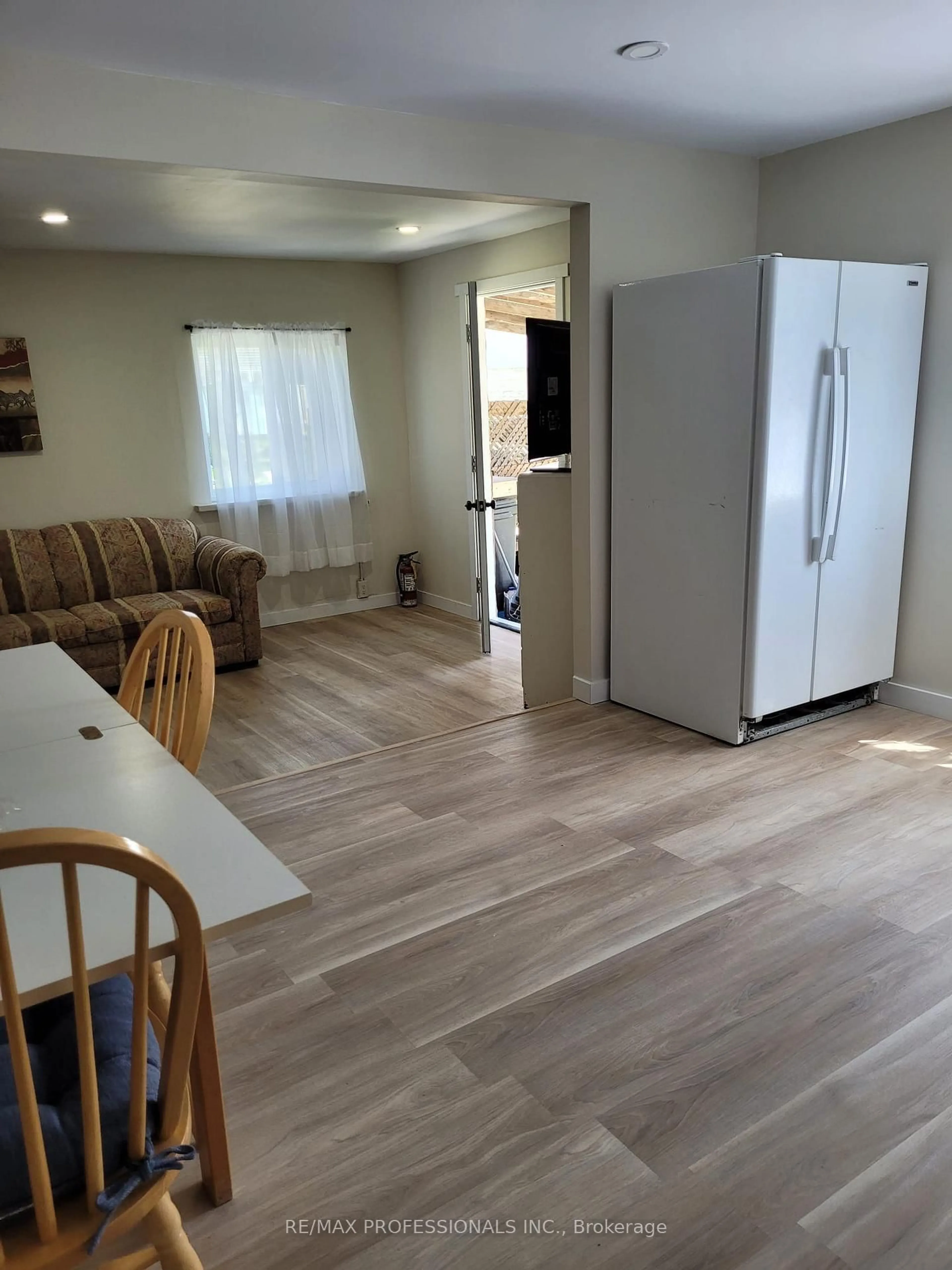 A pic of a room for 39 Beck St, Wasaga Beach Ontario L9Z 2K9