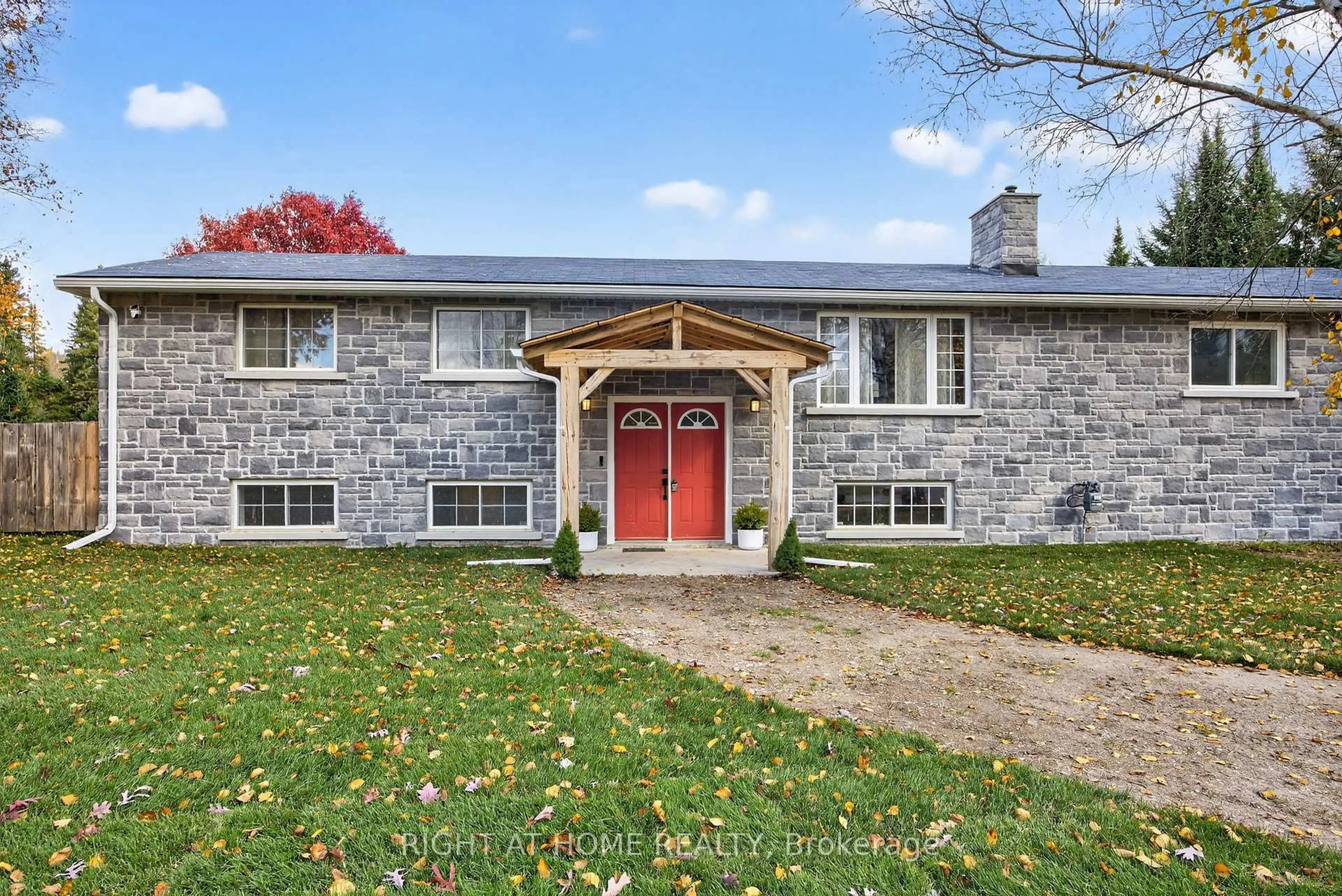 Home with brick exterior material, building for 207 SCARLETT Line, Oro-Medonte Ontario L0L 1V0