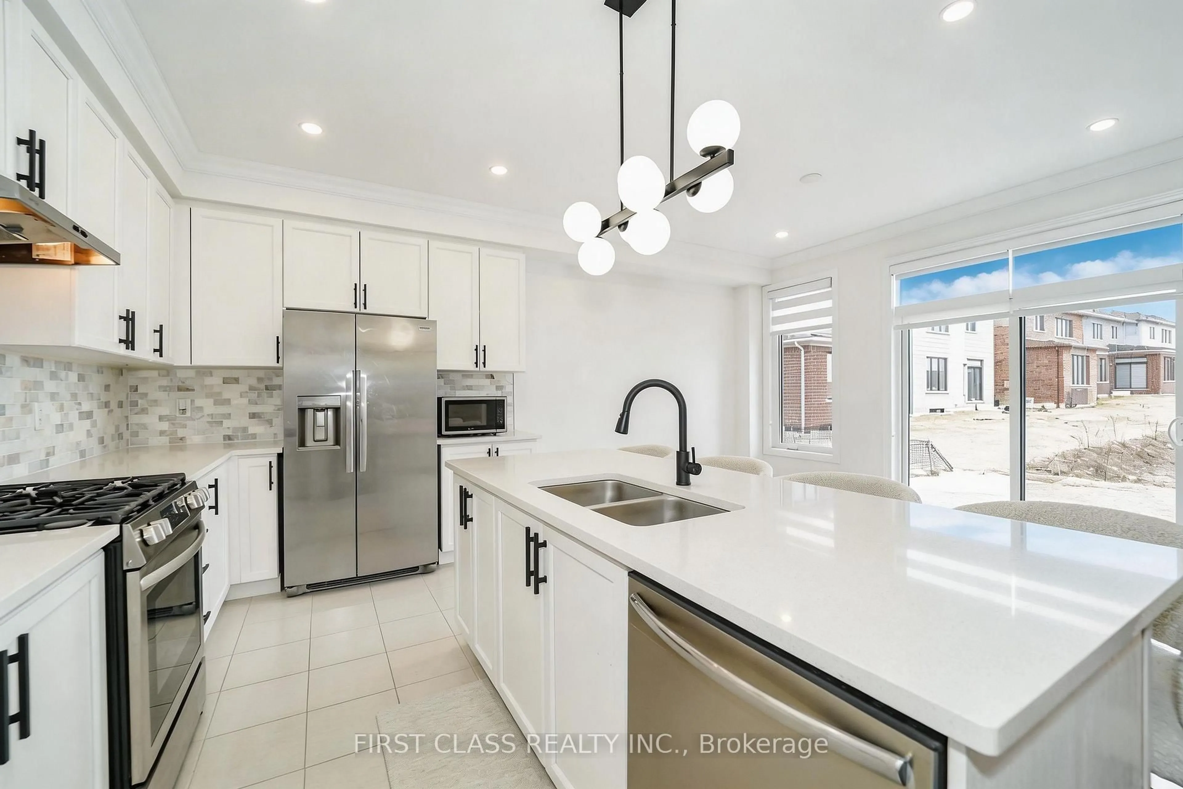 Open concept kitchen, ceramic/tile floor for 101 Thicketwood Ave, Barrie Ontario L9J 0W8