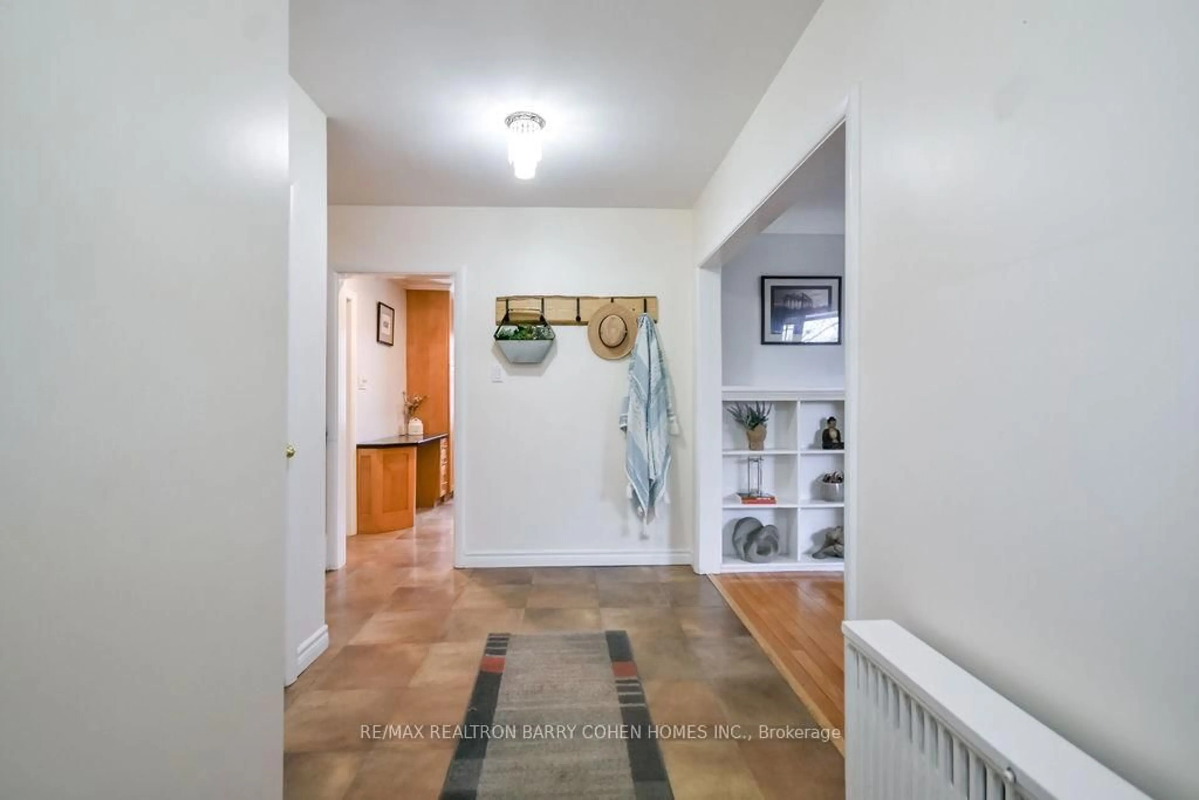 Indoor entryway for 62 Letitia St, Barrie Ontario L4N 1P1