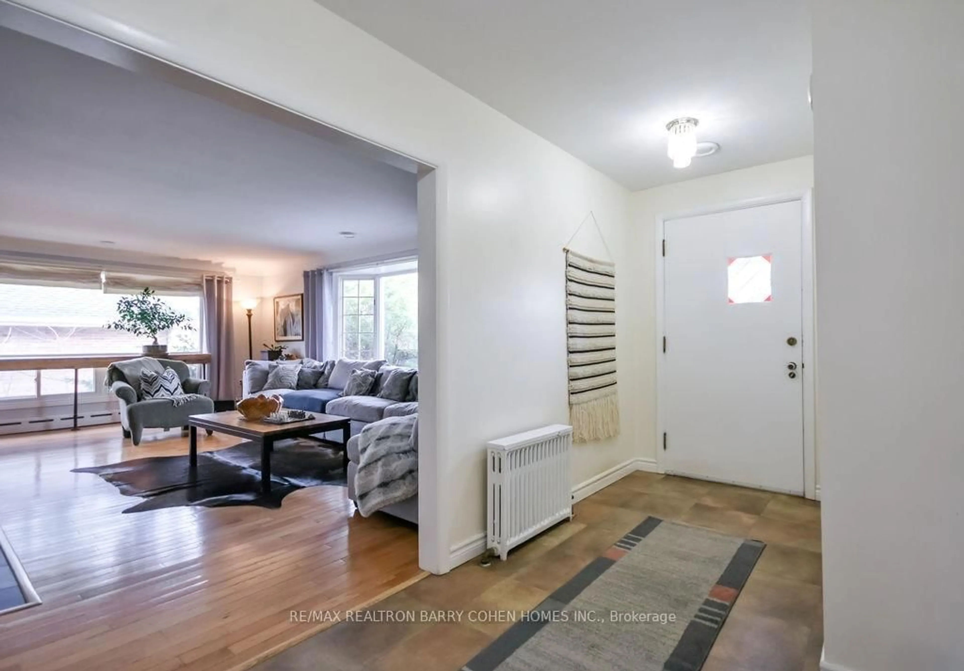 Indoor entryway for 62 Letitia St, Barrie Ontario L4N 1P1