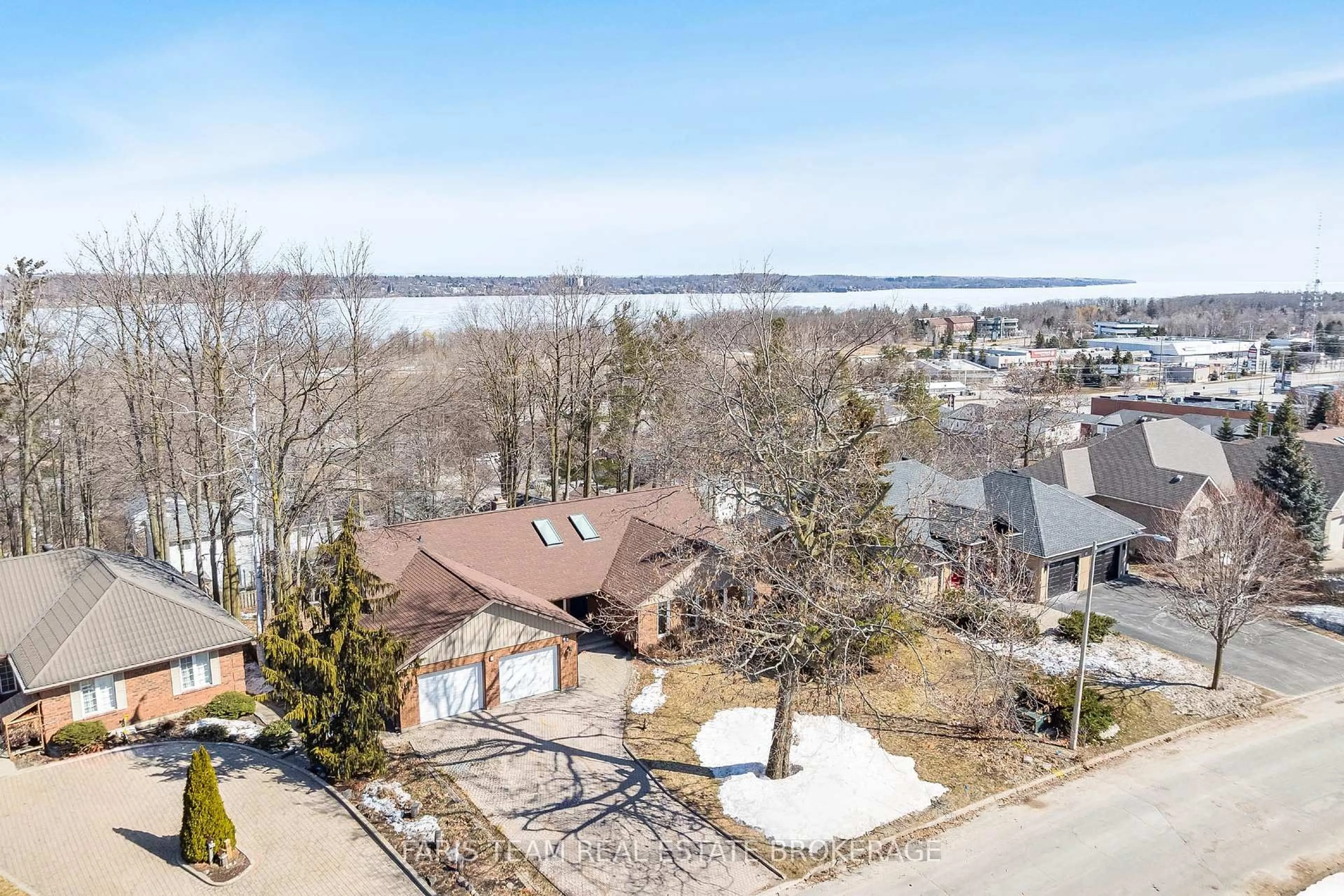 A pic from outside/outdoor area/front of a property/back of a property/a pic from drone, water/lake/river/ocean view for 62 Woodcrest Rd, Barrie Ontario L4N 2V5
