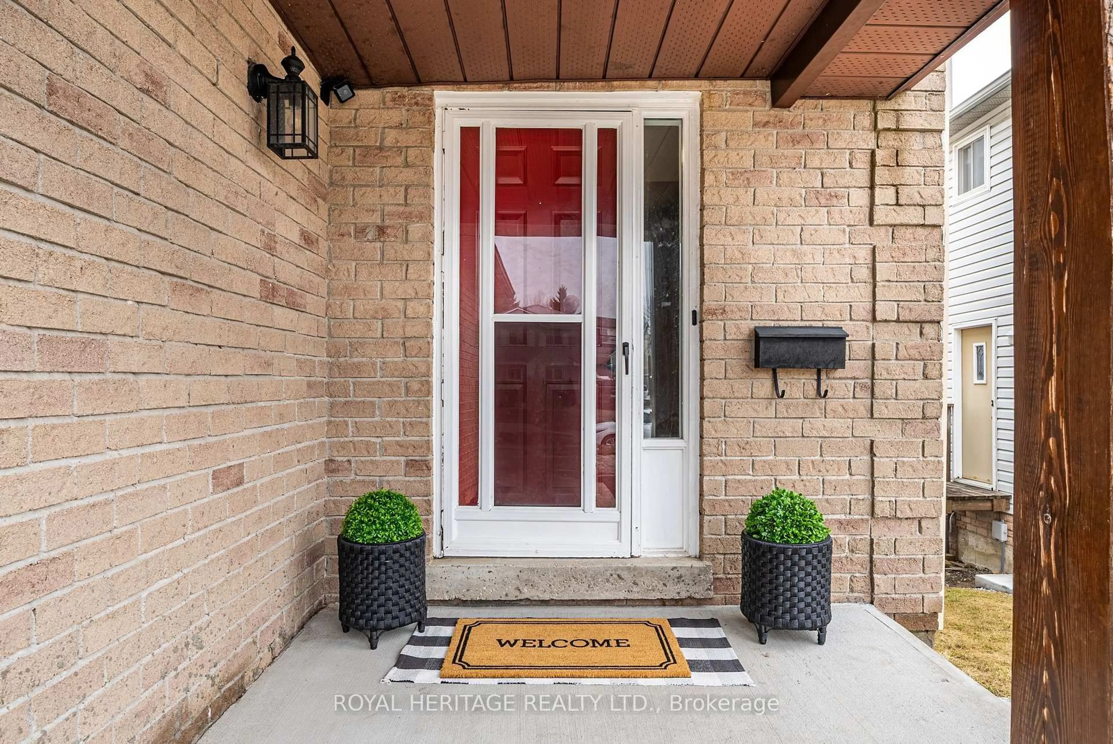 Indoor entryway for 49 Browning Tr, Barrie Ontario L4N 5A5