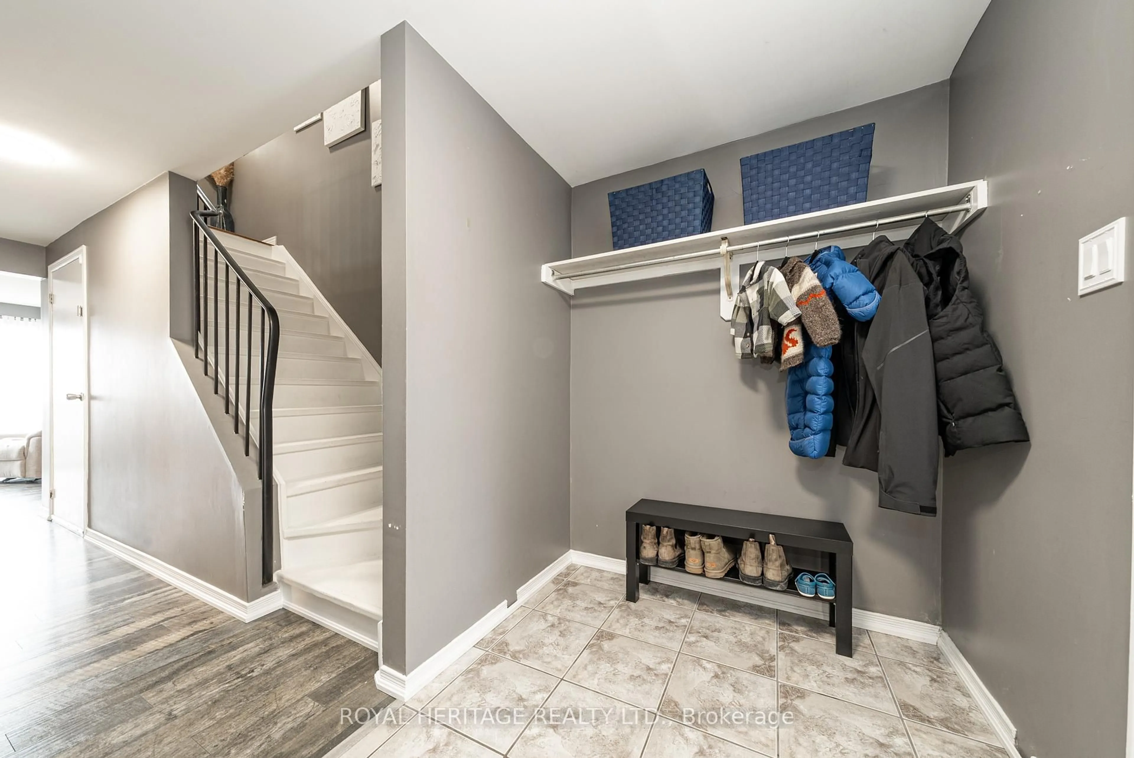 Indoor entryway for 49 Browning Tr, Barrie Ontario L4N 5A5