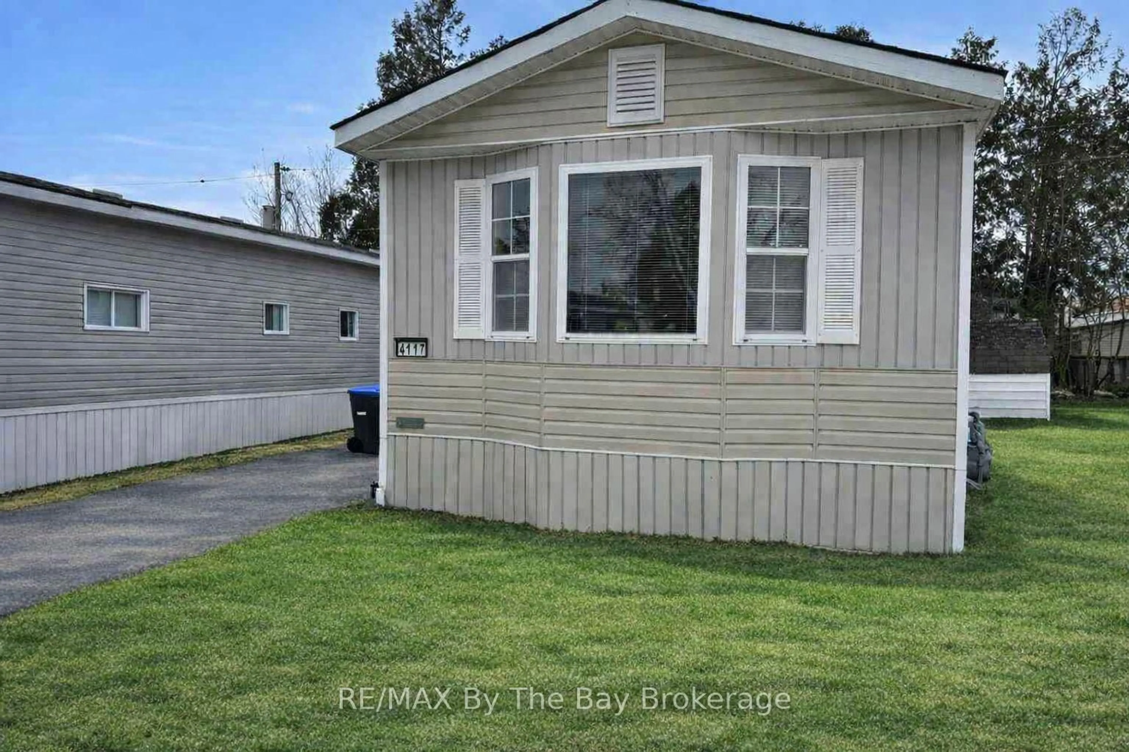 Home with vinyl exterior material, street for 4117 ELAINE St, Severn Ontario L3V 6H4