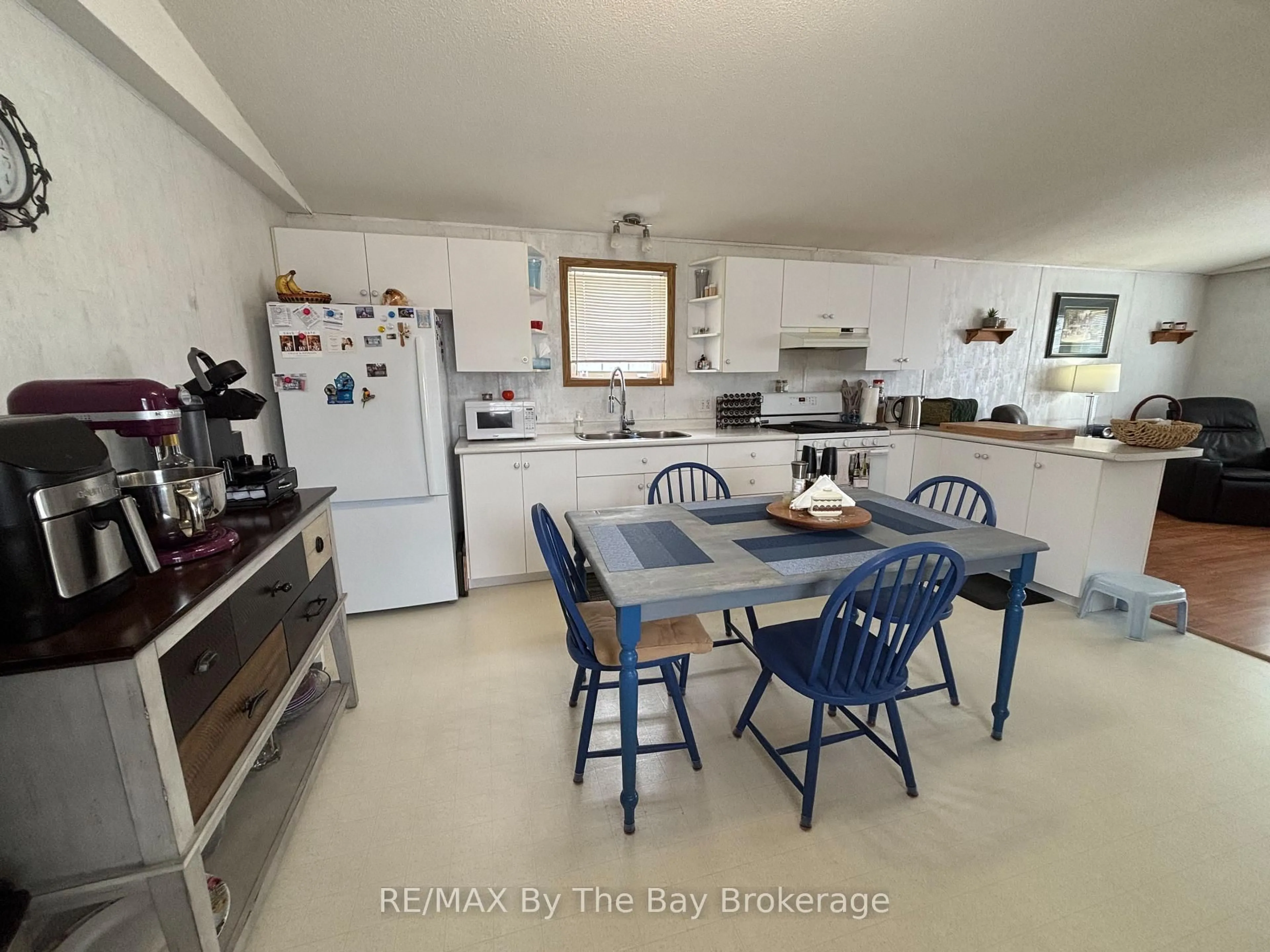 Open concept kitchen, ceramic/tile floor for 4117 ELAINE St, Severn Ontario L3V 6H4
