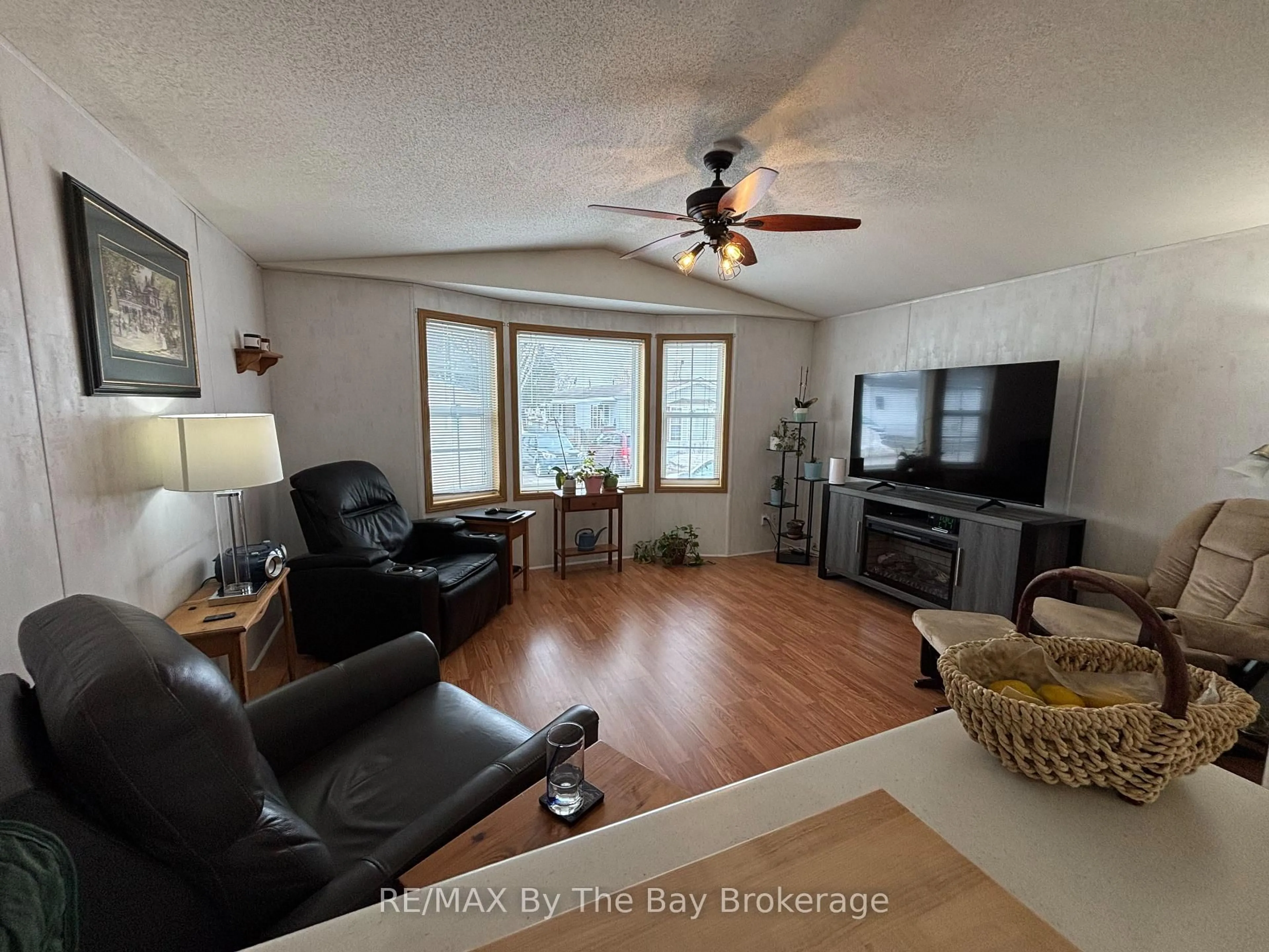 Living room with furniture, unknown for 4117 ELAINE St, Severn Ontario L3V 6H4