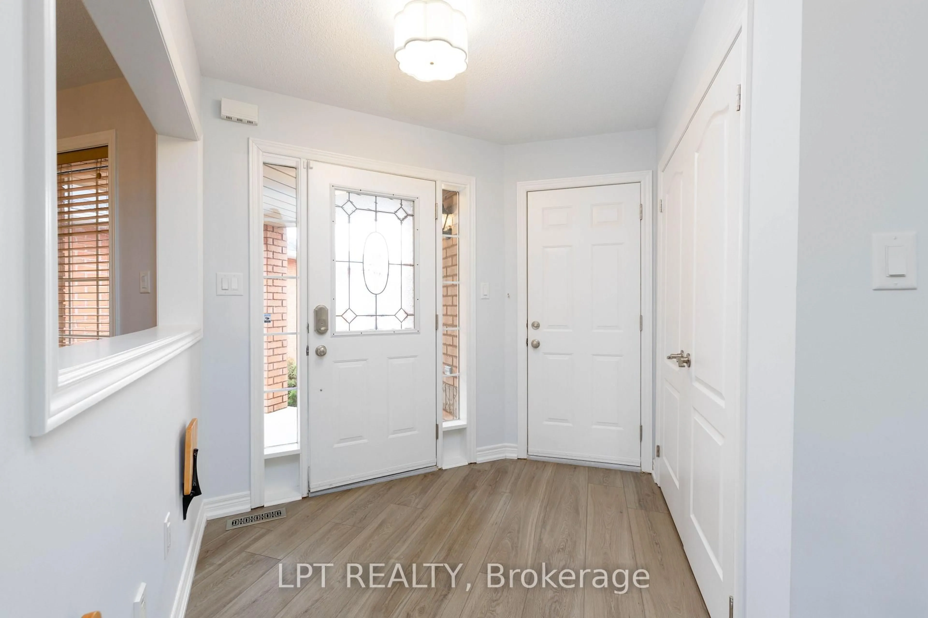 Indoor entryway for 51 Catherine Dr, Barrie Ontario L4N 0H1