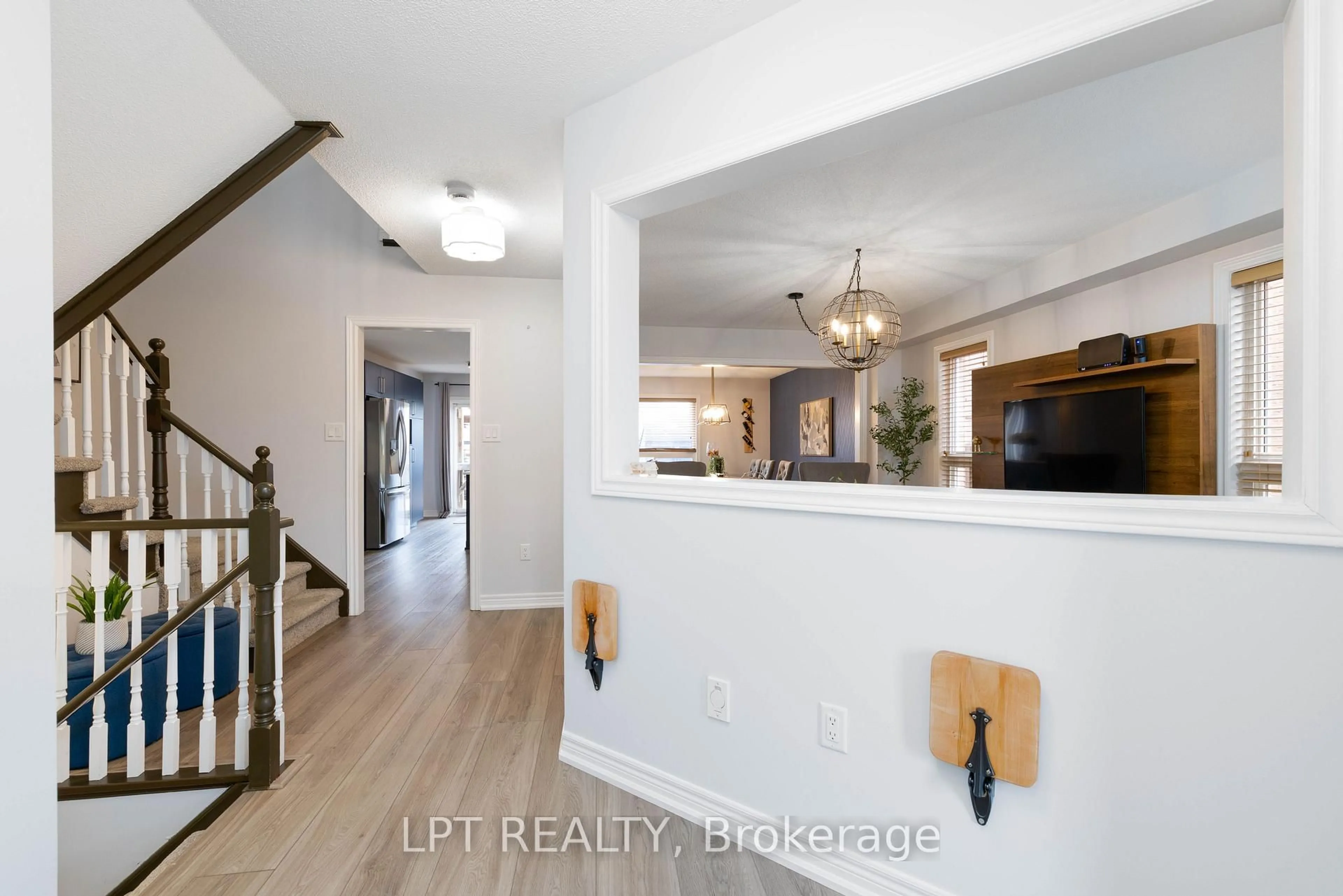 Indoor entryway for 51 Catherine Dr, Barrie Ontario L4N 0H1