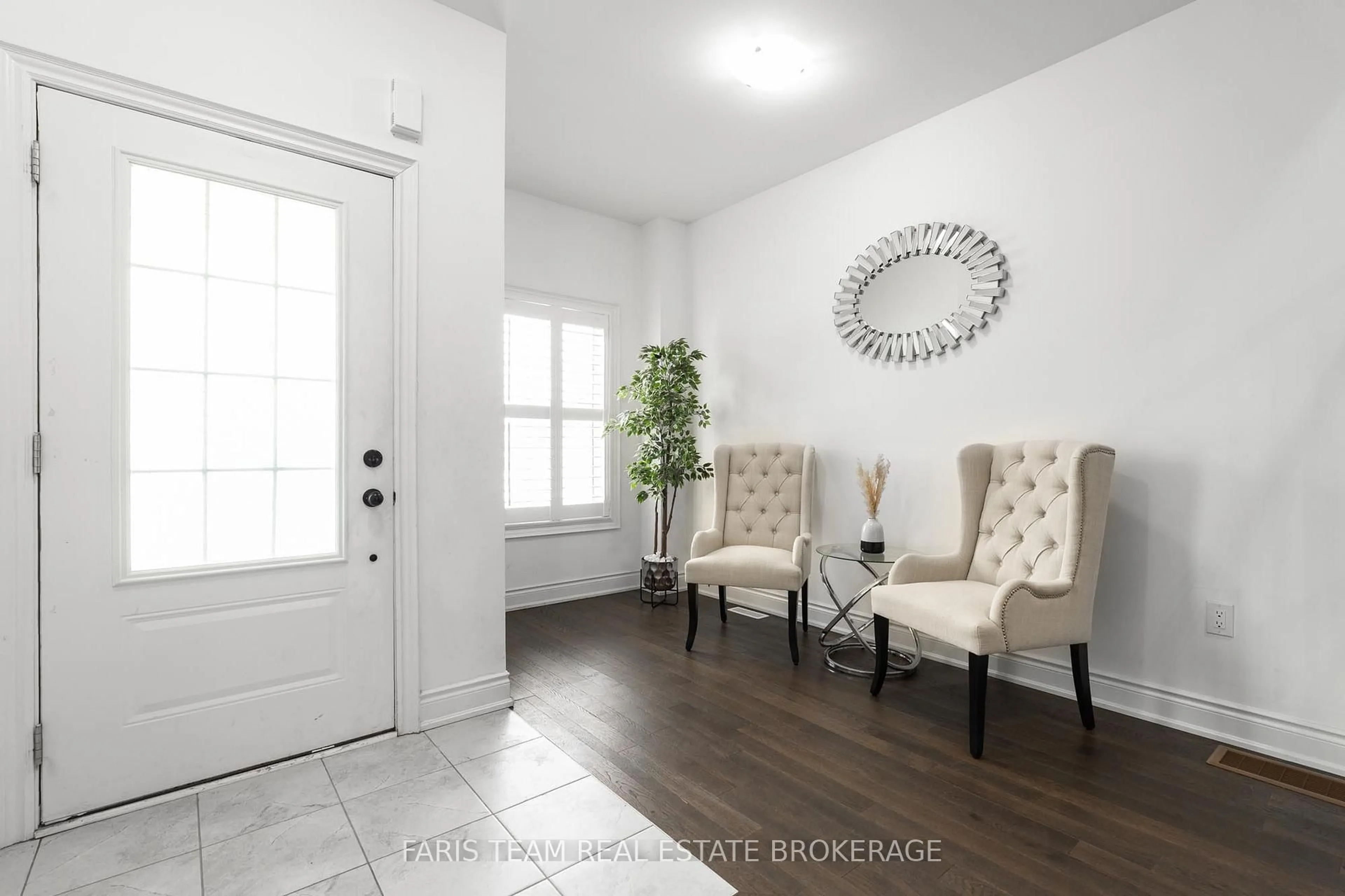 Indoor entryway for 27 Harvest Cres, Barrie Ontario L9J 0T3