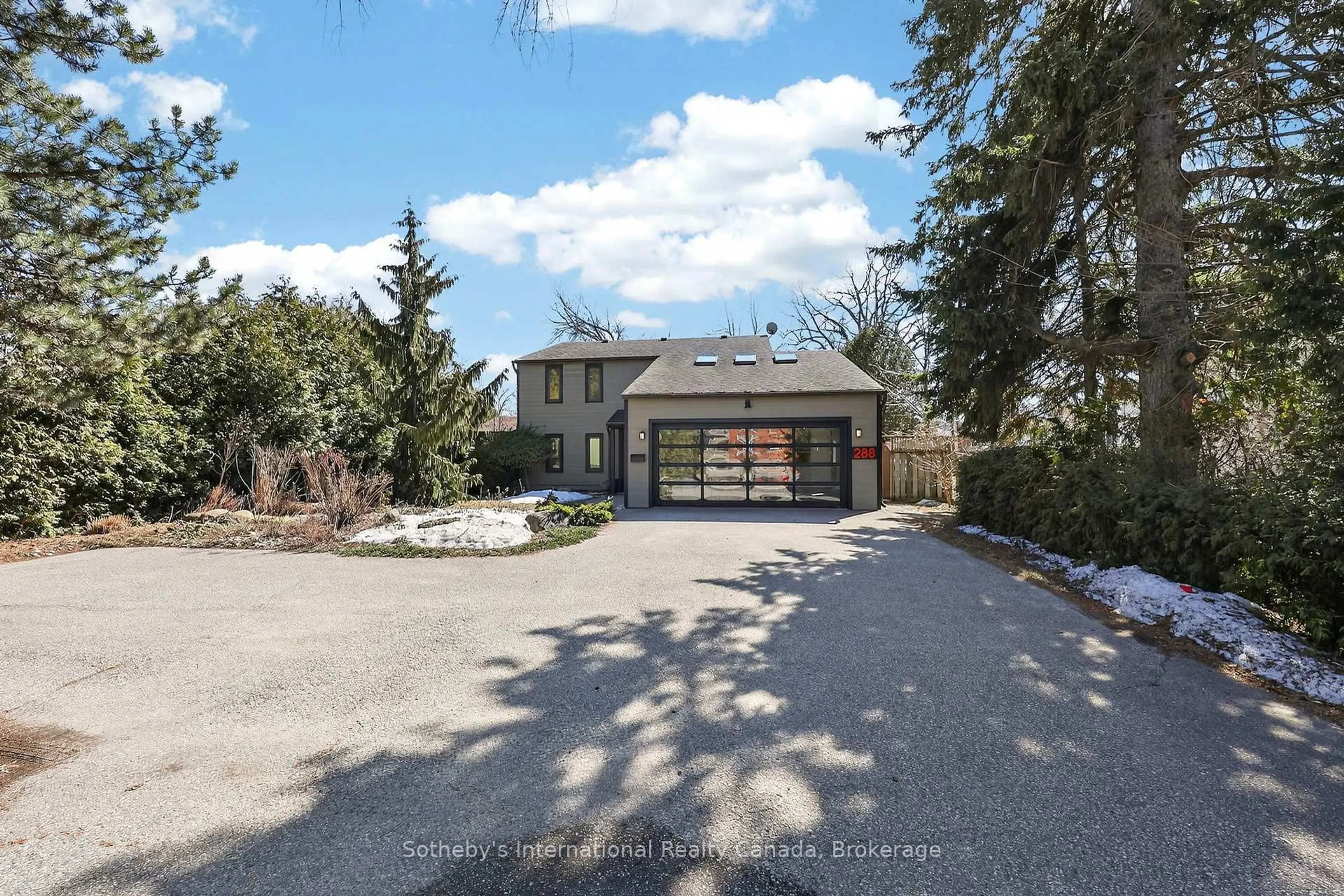 A pic from outside/outdoor area/front of a property/back of a property/a pic from drone, street for 288 Sixth St, Collingwood Ontario L9Y 1Z5