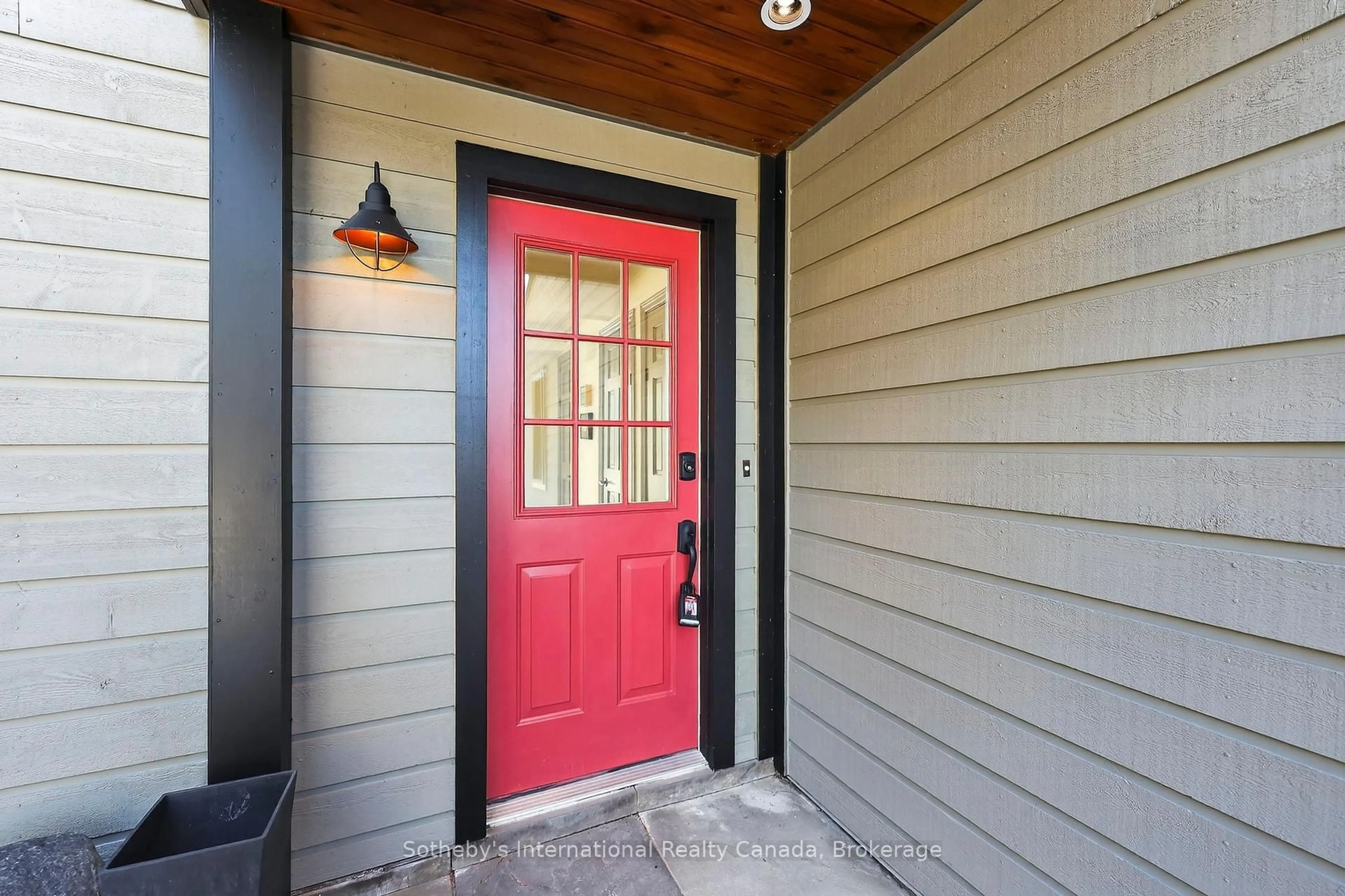 Indoor entryway for 288 Sixth St, Collingwood Ontario L9Y 1Z5