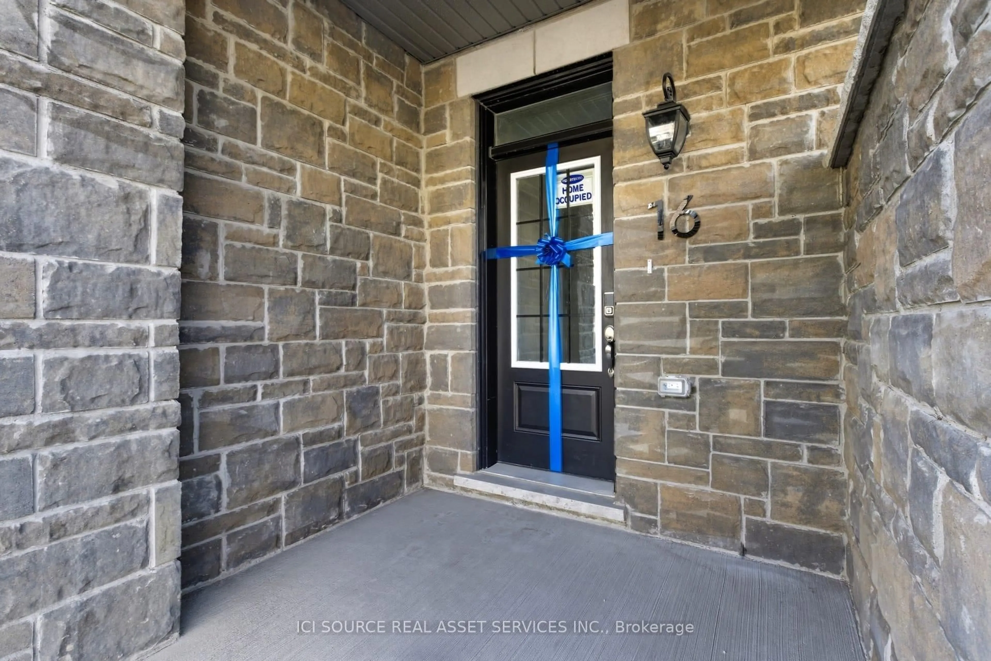 Indoor entryway for 16 Pearen Lane, Barrie Ontario L9J 0Z6