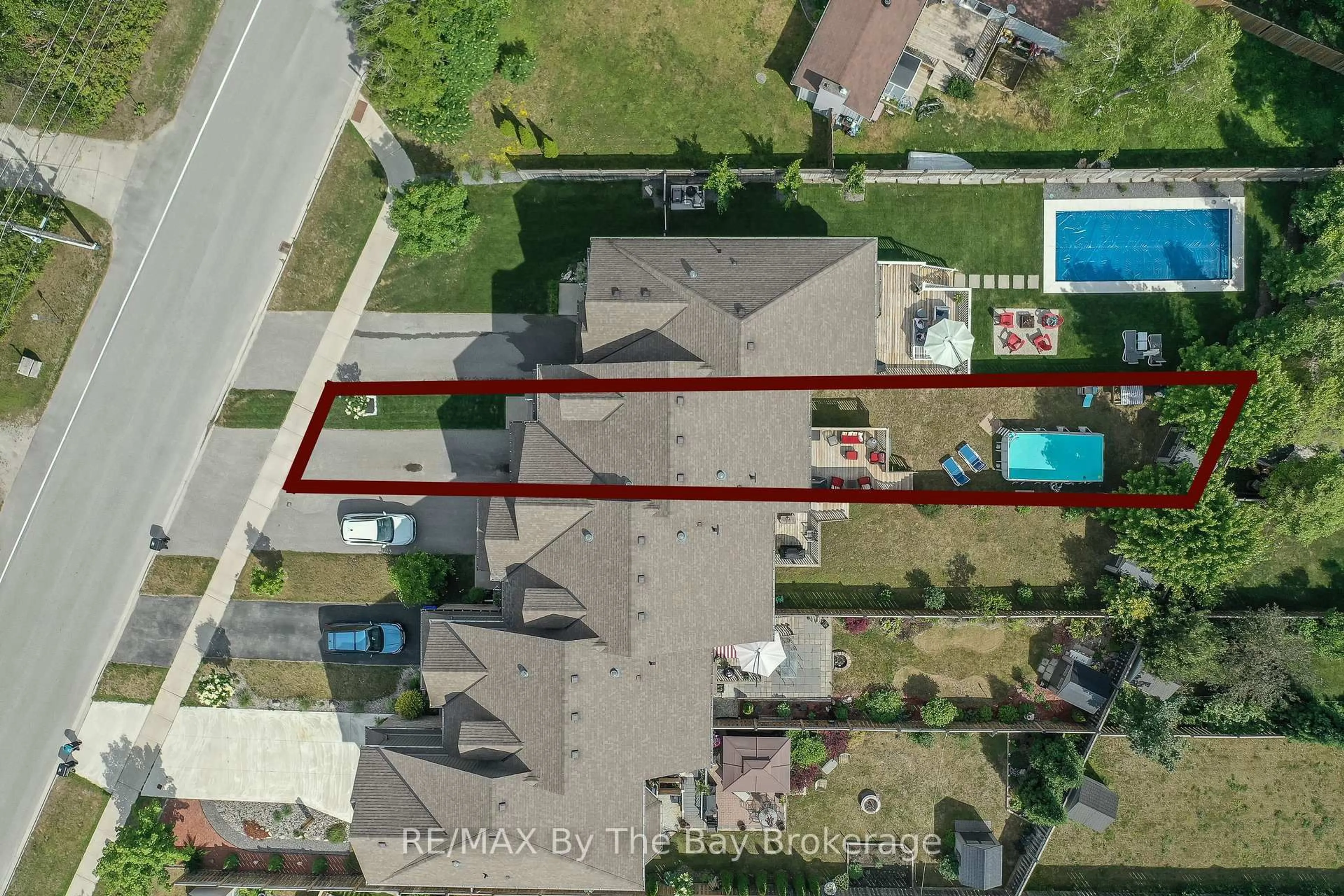 A pic from outside/outdoor area/front of a property/back of a property/a pic from drone, street for 121 45th St, Wasaga Beach Ontario L9Z 1Z4