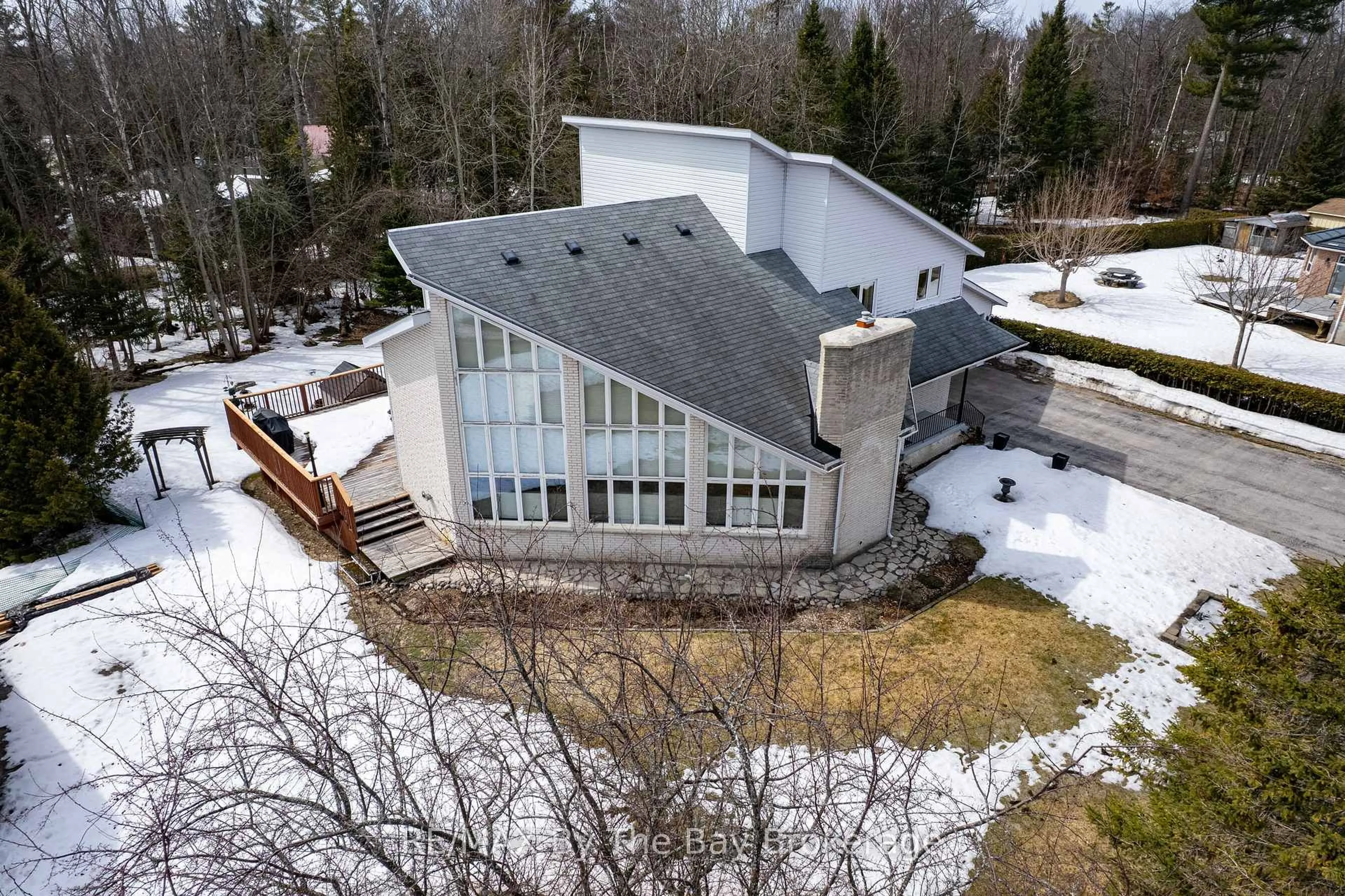 A pic from outside/outdoor area/front of a property/back of a property/a pic from drone, building for 32 Bridlewood Cres, Wasaga Beach Ontario L9Z 1B4