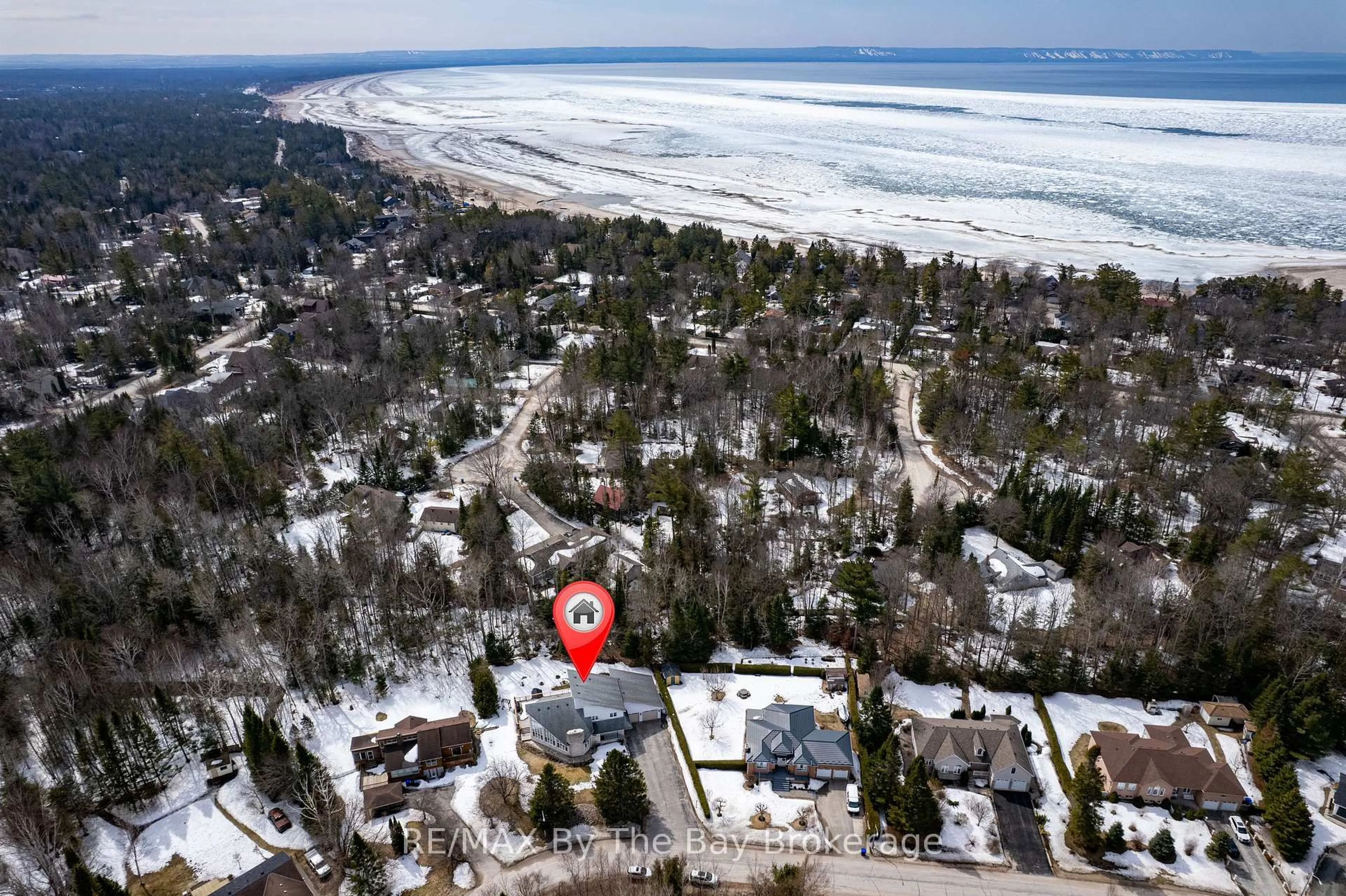 A pic from outside/outdoor area/front of a property/back of a property/a pic from drone, street for 32 Bridlewood Cres, Wasaga Beach Ontario L9Z 1B4