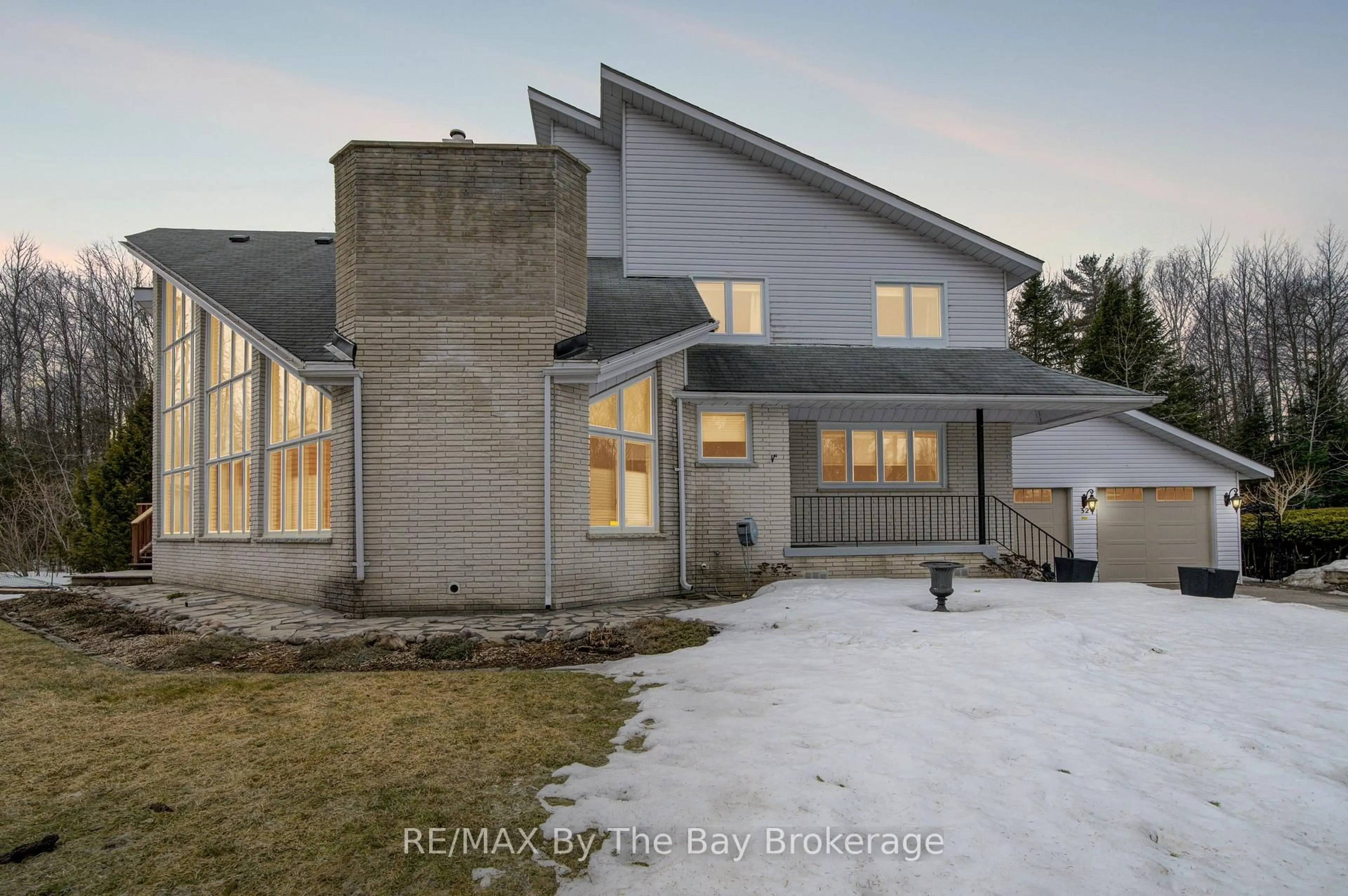 A pic from outside/outdoor area/front of a property/back of a property/a pic from drone, building for 32 Bridlewood Cres, Wasaga Beach Ontario L9Z 1B4